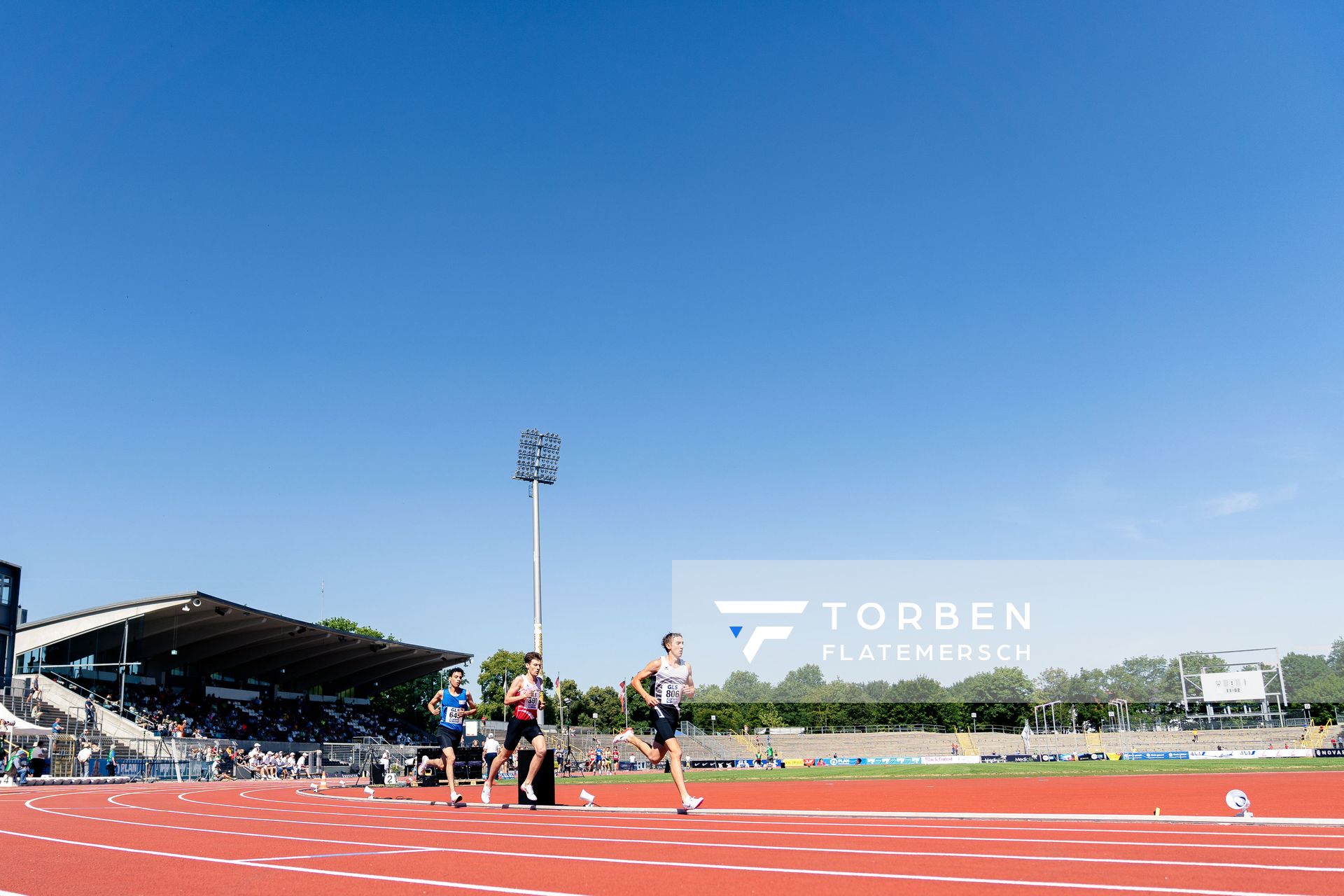 Benjamin Dern (LAZ Birkenfeld) vor Hamza Hariri (Leichtathl.-SG Eschweiler)  ueber 3000m am 17.07.2022 waehrend den deutschen Leichtathletik-Jugendmeisterschaften 2022 in Ulm