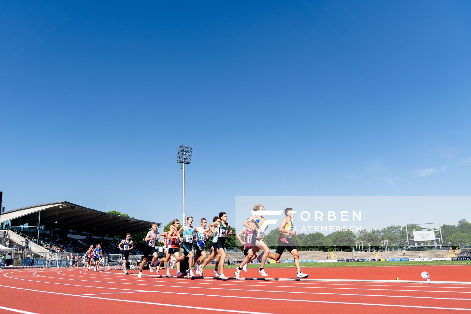 3000m mit Moritz Kleesiek (Laufteam Kassel), Glenn Kochmann (TSG Bergedorf), Simon Trampusch (TuS Framersheim) Jonas Kulgemeyer (OTB Osnabrueck), Luca Madeo (LG Filder), Oskar Mainusch (SCC Berlin) am 17.07.2022 waehrend den deutschen Leichtathletik-Jugendmeisterschaften 2022 in Ulm