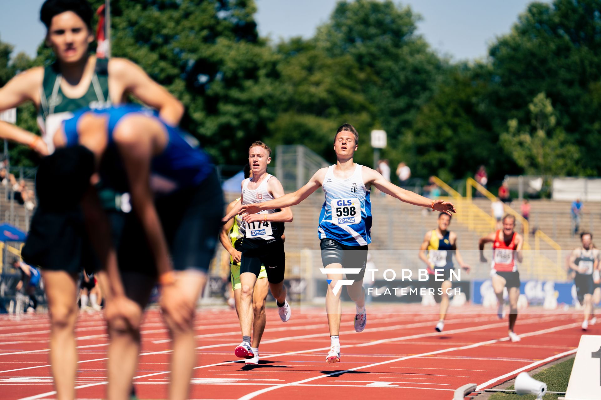 Jonas Kulgemeyer (OTB Osnabrueck) im Ziel am 17.07.2022 waehrend den deutschen Leichtathletik-Jugendmeisterschaften 2022 in Ulm