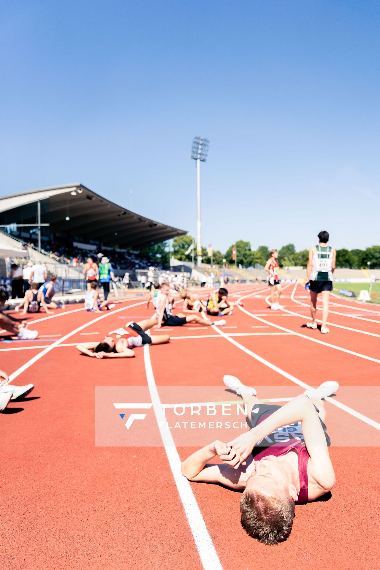 3000m Lauefer erschoepft im Ziel am 17.07.2022 waehrend den deutschen Leichtathletik-Jugendmeisterschaften 2022 in Ulm