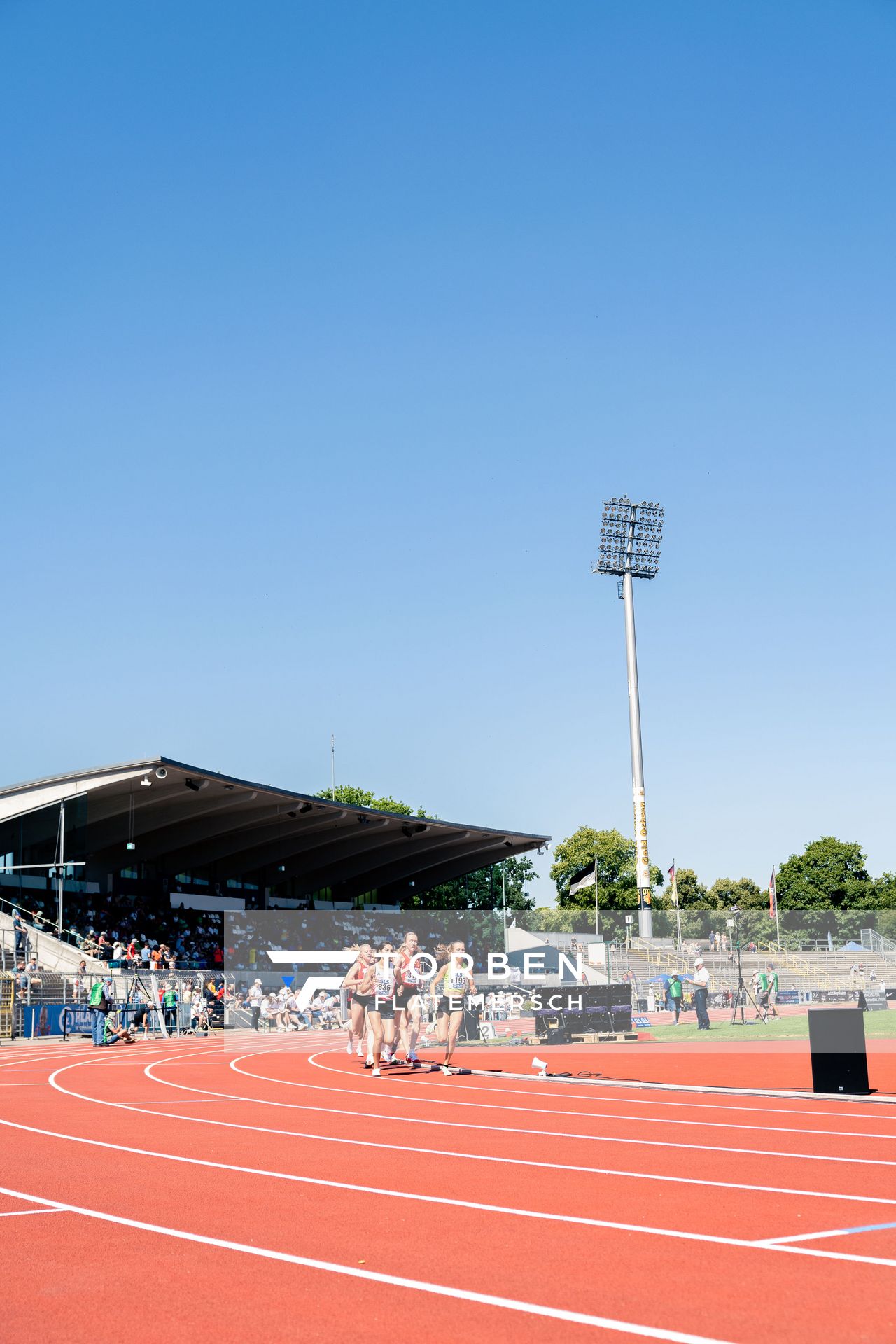 3000m mit Sofia Benfares (LC Rehlingen) Kira Weis (KSG Gerlingen) am 17.07.2022 waehrend den deutschen Leichtathletik-Jugendmeisterschaften 2022 in Ulm