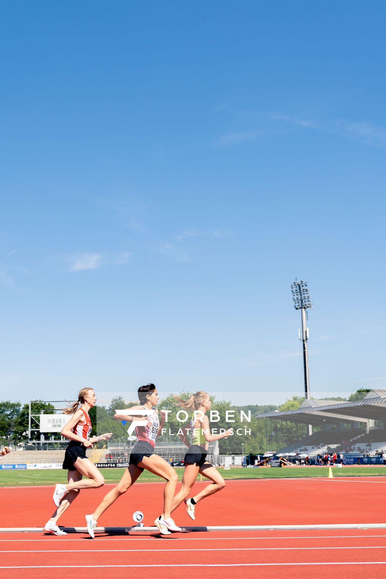 3000m mit Sofia Benfares (LC Rehlingen) Kira Weis (KSG Gerlingen) am 17.07.2022 waehrend den deutschen Leichtathletik-Jugendmeisterschaften 2022 in Ulm