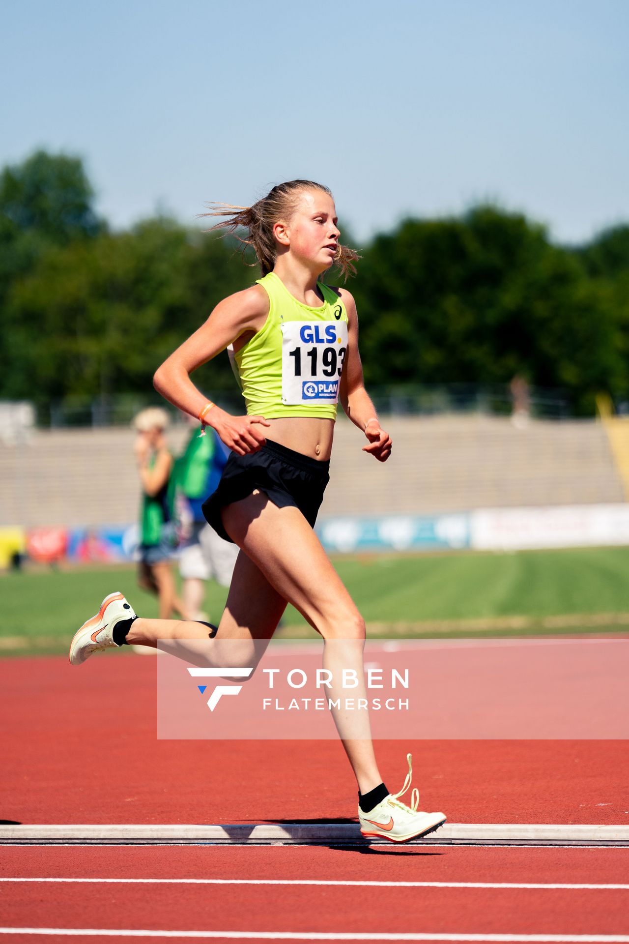 Kira Weis (KSG Gerlingen) ueber 3000m am 17.07.2022 waehrend den deutschen Leichtathletik-Jugendmeisterschaften 2022 in Ulm