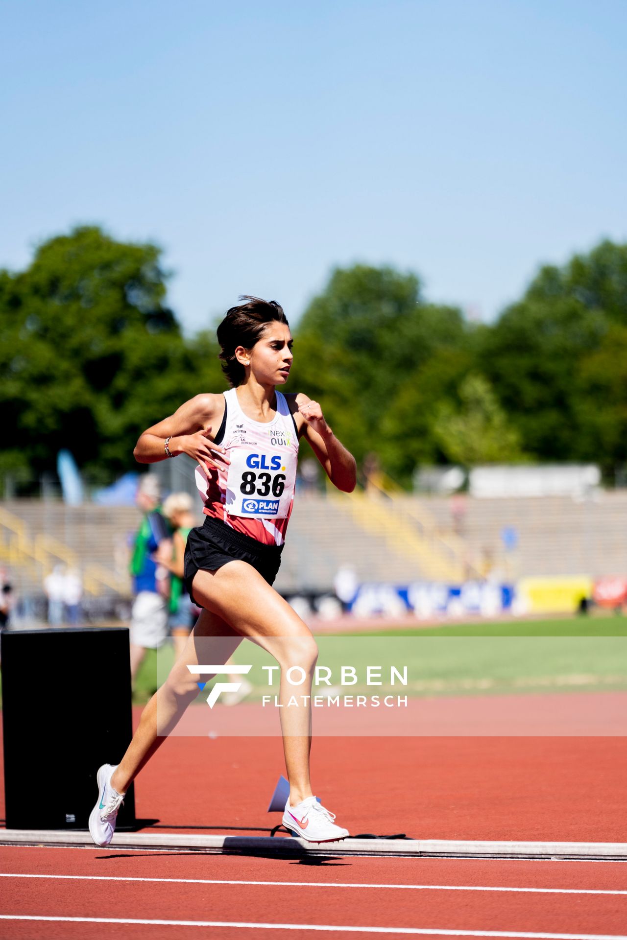 Sofia Benfares (LC Rehlingen) ueber 3000m am 17.07.2022 waehrend den deutschen Leichtathletik-Jugendmeisterschaften 2022 in Ulm