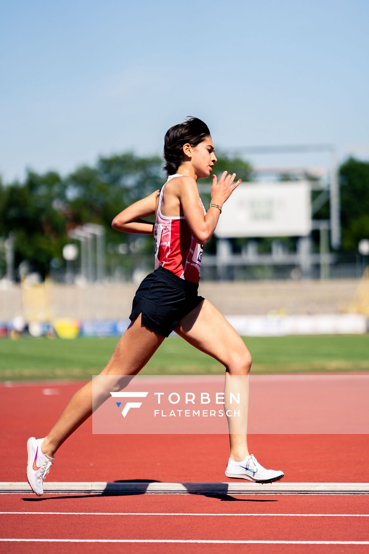 Sofia Benfares (LC Rehlingen) ueber 3000m am 17.07.2022 waehrend den deutschen Leichtathletik-Jugendmeisterschaften 2022 in Ulm