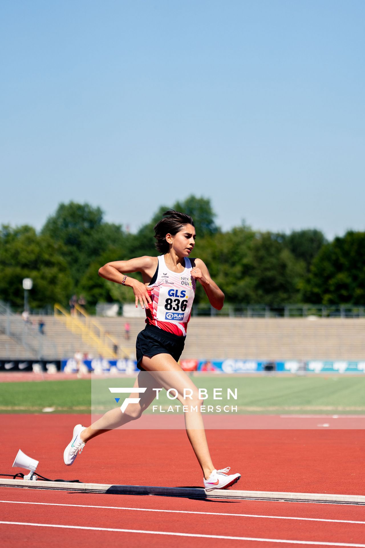 Sofia Benfares (LC Rehlingen) ueber 3000m am 17.07.2022 waehrend den deutschen Leichtathletik-Jugendmeisterschaften 2022 in Ulm