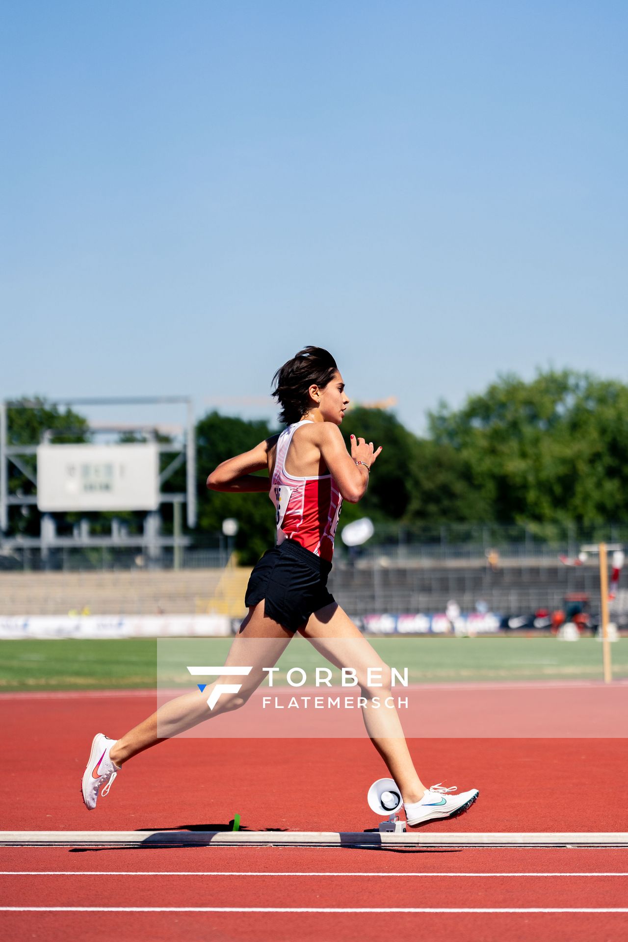 Sofia Benfares (LC Rehlingen) ueber 3000m am 17.07.2022 waehrend den deutschen Leichtathletik-Jugendmeisterschaften 2022 in Ulm