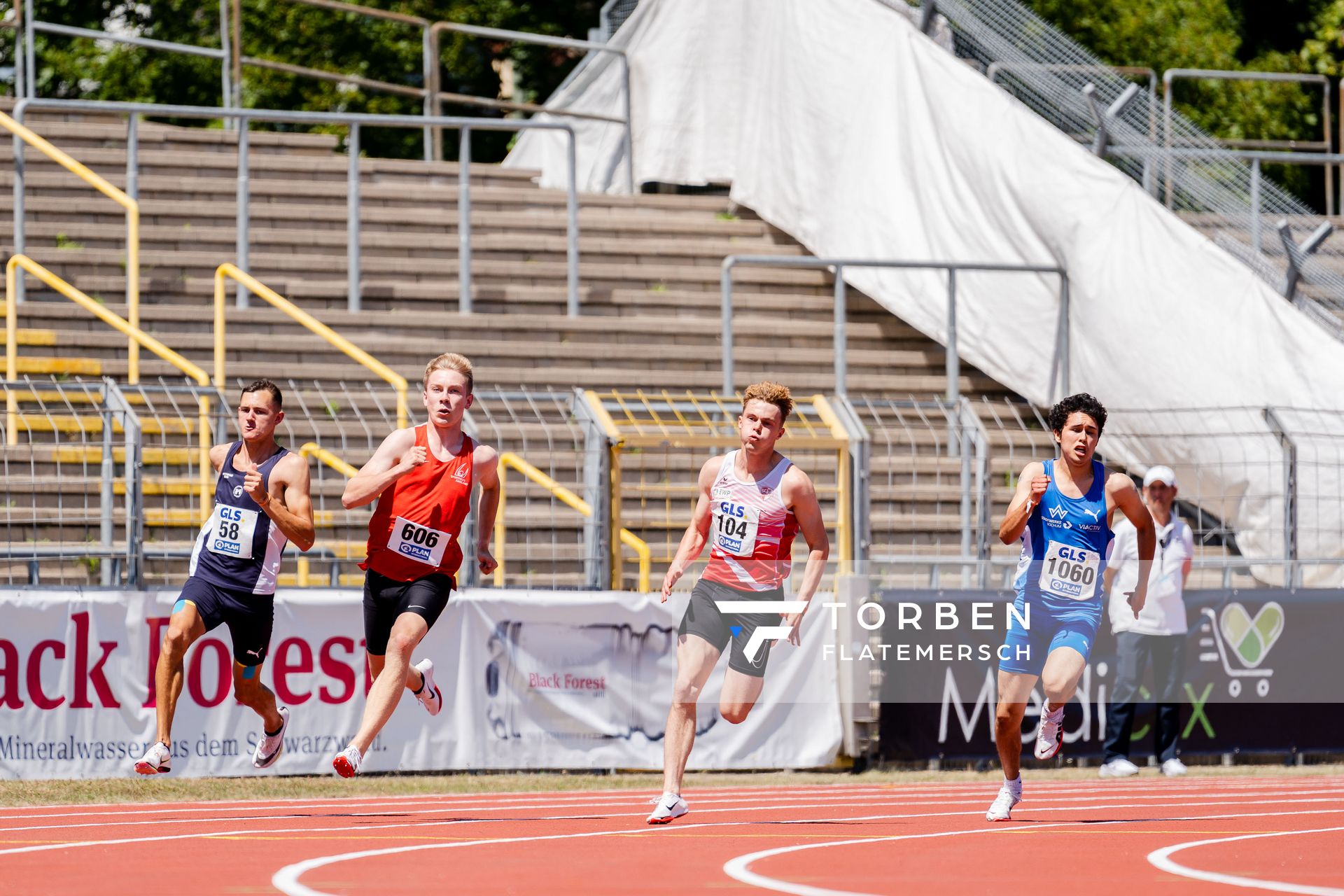 Jan Busam (LG Offenburg), Thorben Finke (SV Sigiltra Soegel), Vincent Herbst (SC Potsdam), Emil Bekker (TV Wattenscheid 01) ueber 200m am 17.07.2022 waehrend den deutschen Leichtathletik-Jugendmeisterschaften 2022 in Ulm