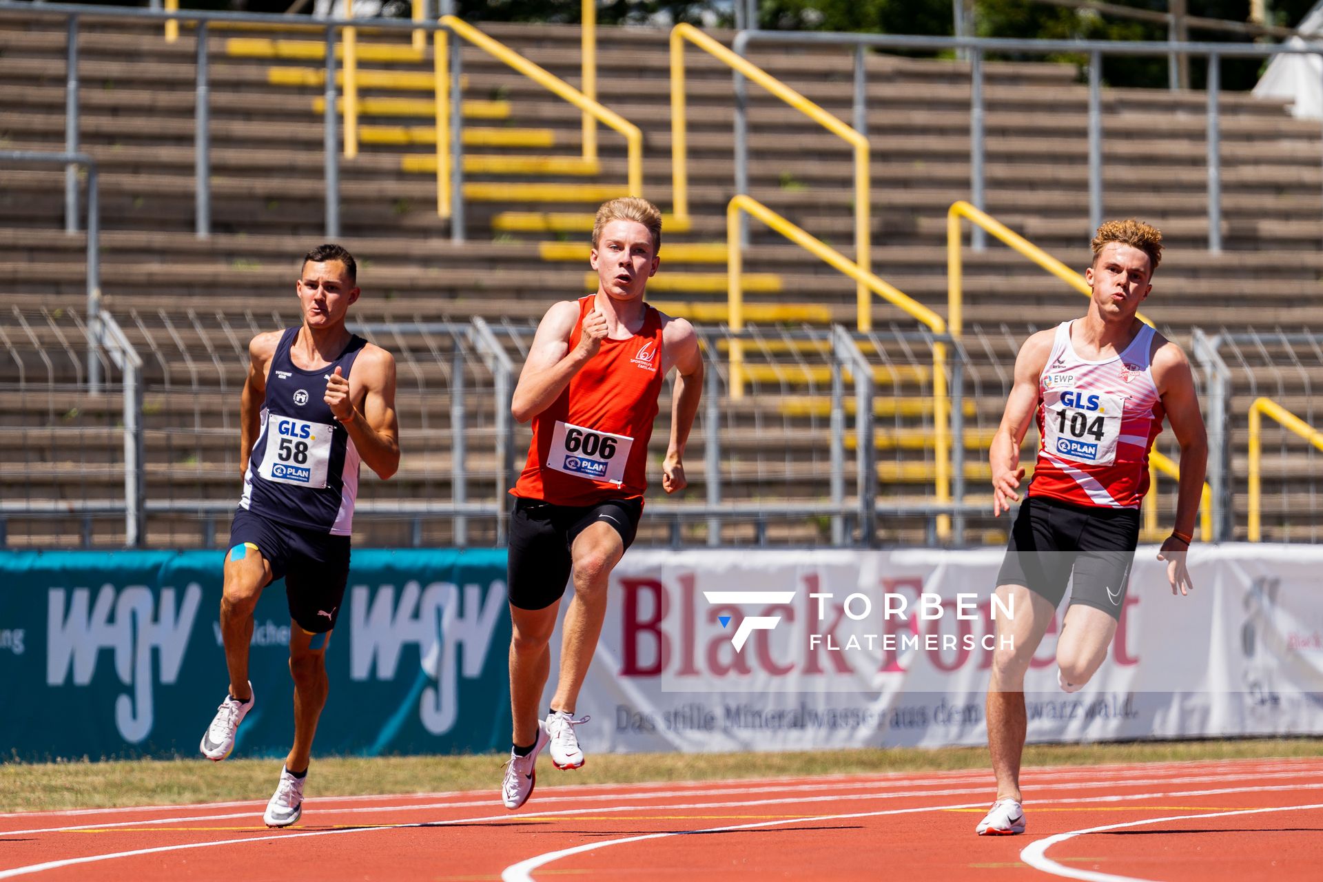 Jan Busam (LG Offenburg), Thorben Finke (SV Sigiltra Soegel), Vincent Herbst (SC Potsdam), Emil Bekker (TV Wattenscheid 01) ueber 200m am 17.07.2022 waehrend den deutschen Leichtathletik-Jugendmeisterschaften 2022 in Ulm