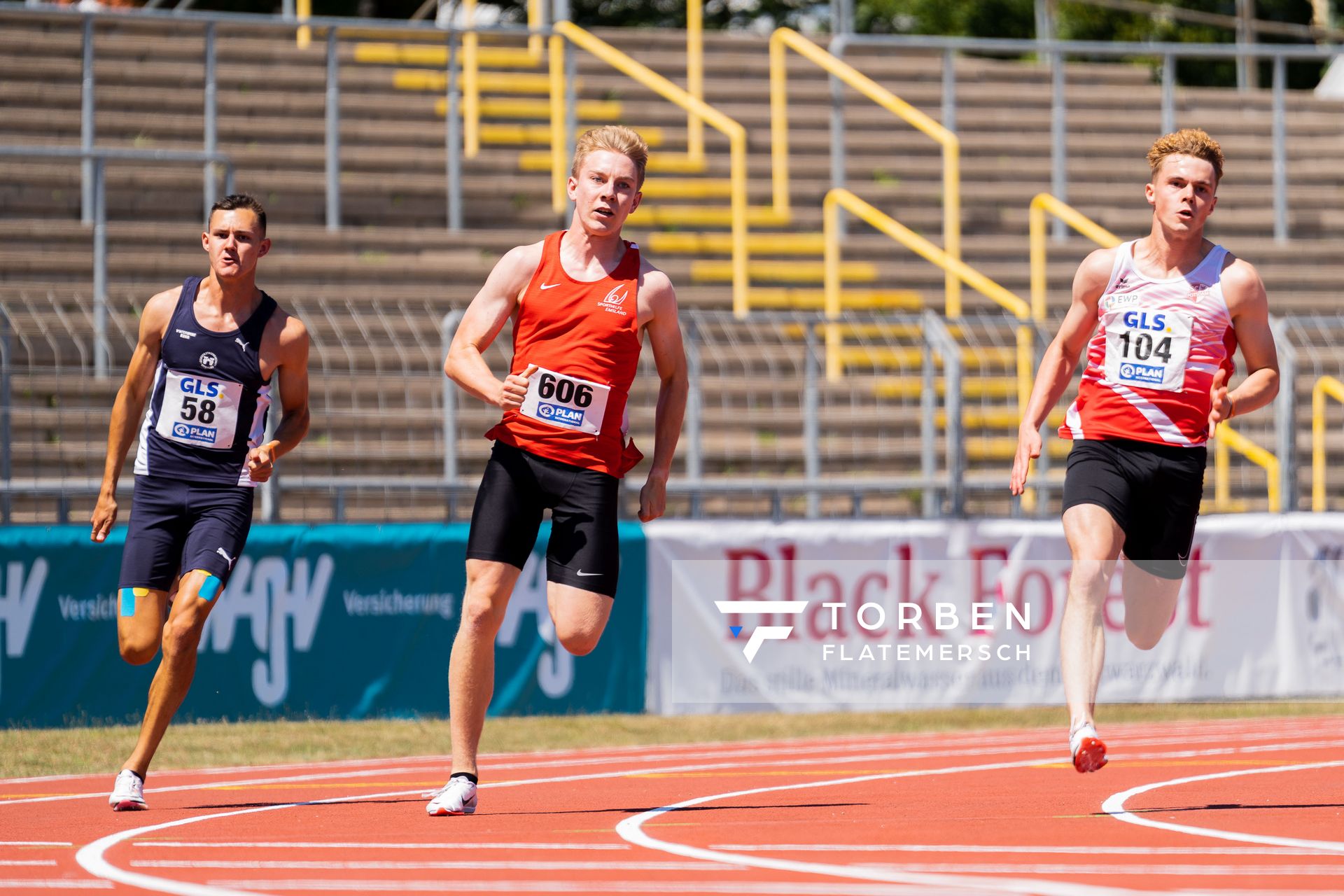 Jan Busam (LG Offenburg), Thorben Finke (SV Sigiltra Soegel), Vincent Herbst (SC Potsdam), Emil Bekker (TV Wattenscheid 01) ueber 200m am 17.07.2022 waehrend den deutschen Leichtathletik-Jugendmeisterschaften 2022 in Ulm