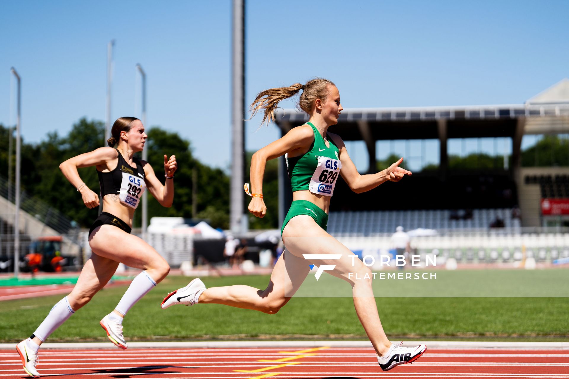 Nele Jaworski (VfL Wolfsburg) ueber 200m am 17.07.2022 waehrend den deutschen Leichtathletik-Jugendmeisterschaften 2022 in Ulm