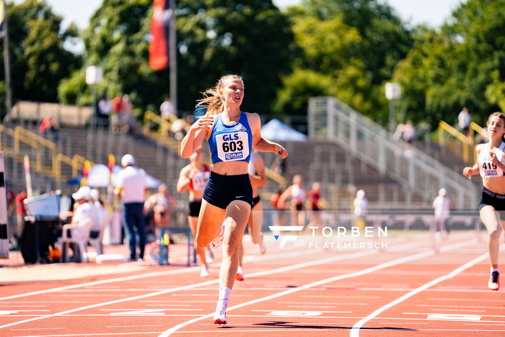 Emmy Lisanne Steinbrecher (Rukeli Trollmann e. V.) ueber 400m Huerden am 17.07.2022 waehrend den deutschen Leichtathletik-Jugendmeisterschaften 2022 in Ulm