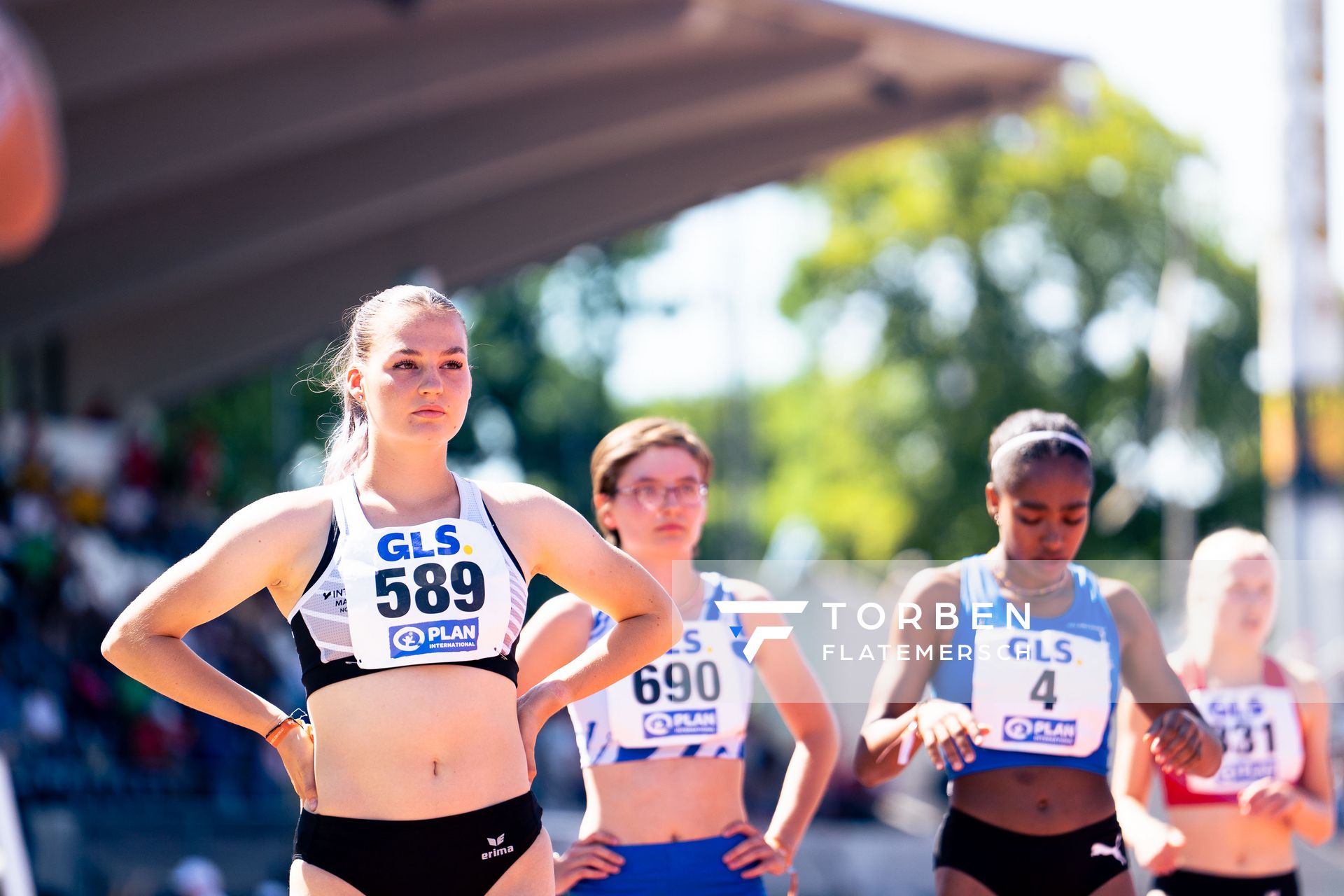 Rieke Emmrich (LC Nordhorn) am 800m Start am 17.07.2022 waehrend den deutschen Leichtathletik-Jugendmeisterschaften 2022 in Ulm