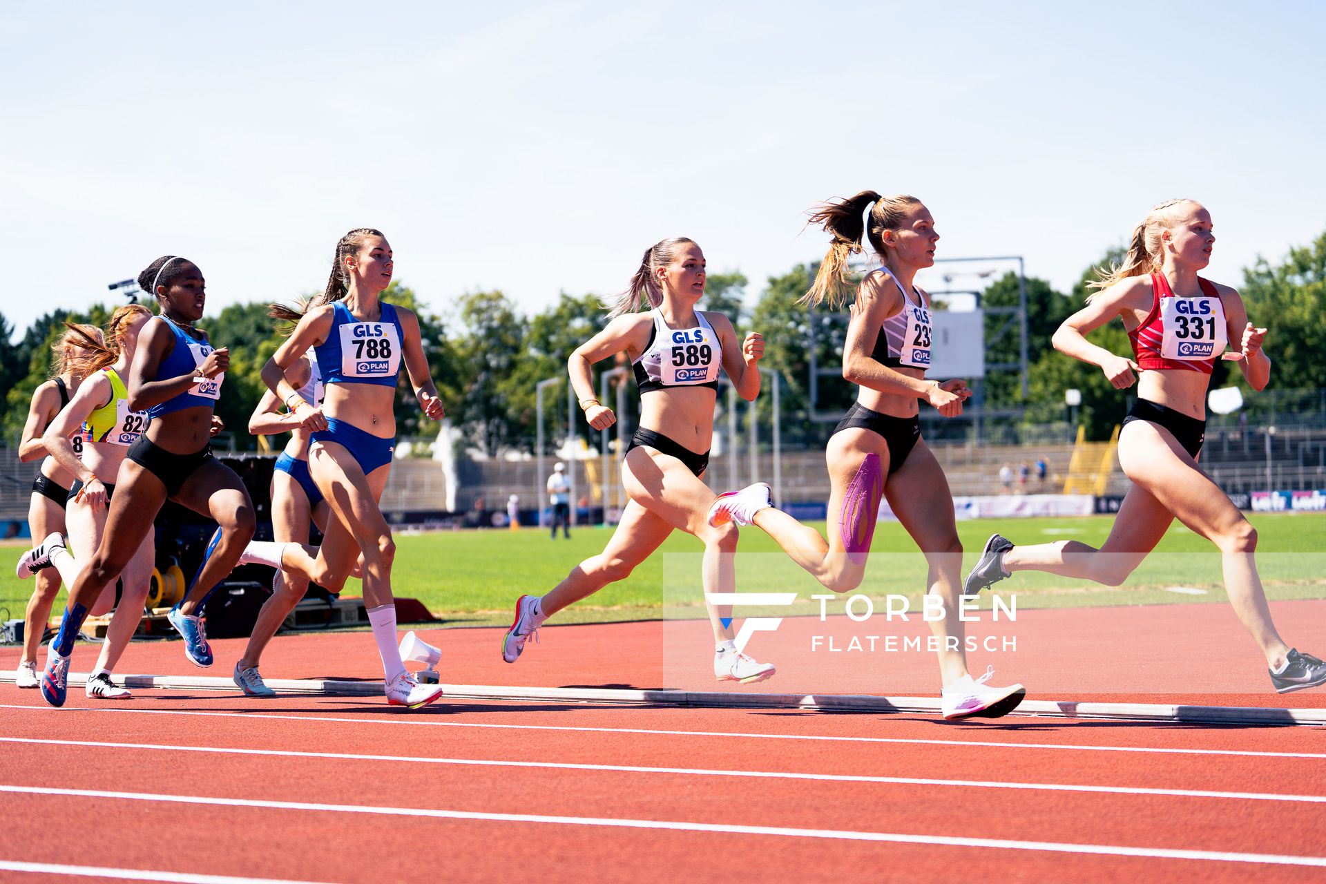 Cosima Ermert (TSV SCHOTT Mainz), Rieke Emmrich (LC Nordhorn), Nele Goehl (LG Eckental), Lisa Lankes (SWC Regensburg) im 800m Finale am 17.07.2022 waehrend den deutschen Leichtathletik-Jugendmeisterschaften 2022 in Ulm