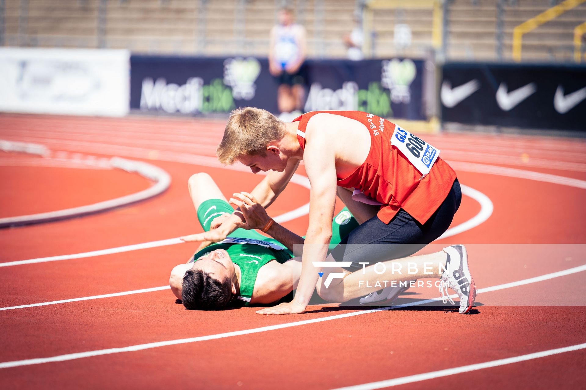 Thorben Finke (SV Sigiltra Soegel) und Tobias Morawietz (VfL Wolfsburg) nach dem 200m Finale am 17.07.2022 waehrend den deutschen Leichtathletik-Jugendmeisterschaften 2022 in Ulm