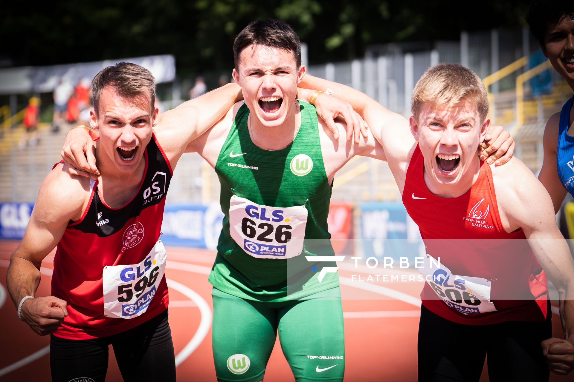 Florian Kroll (LG Osnabrueck), Tobias Morawietz (VfL Wolfsburg), Thorben Finke (SV Sigiltra Soegel) nach dem 200 Finale am 17.07.2022 waehrend den deutschen Leichtathletik-Jugendmeisterschaften 2022 in Ulm