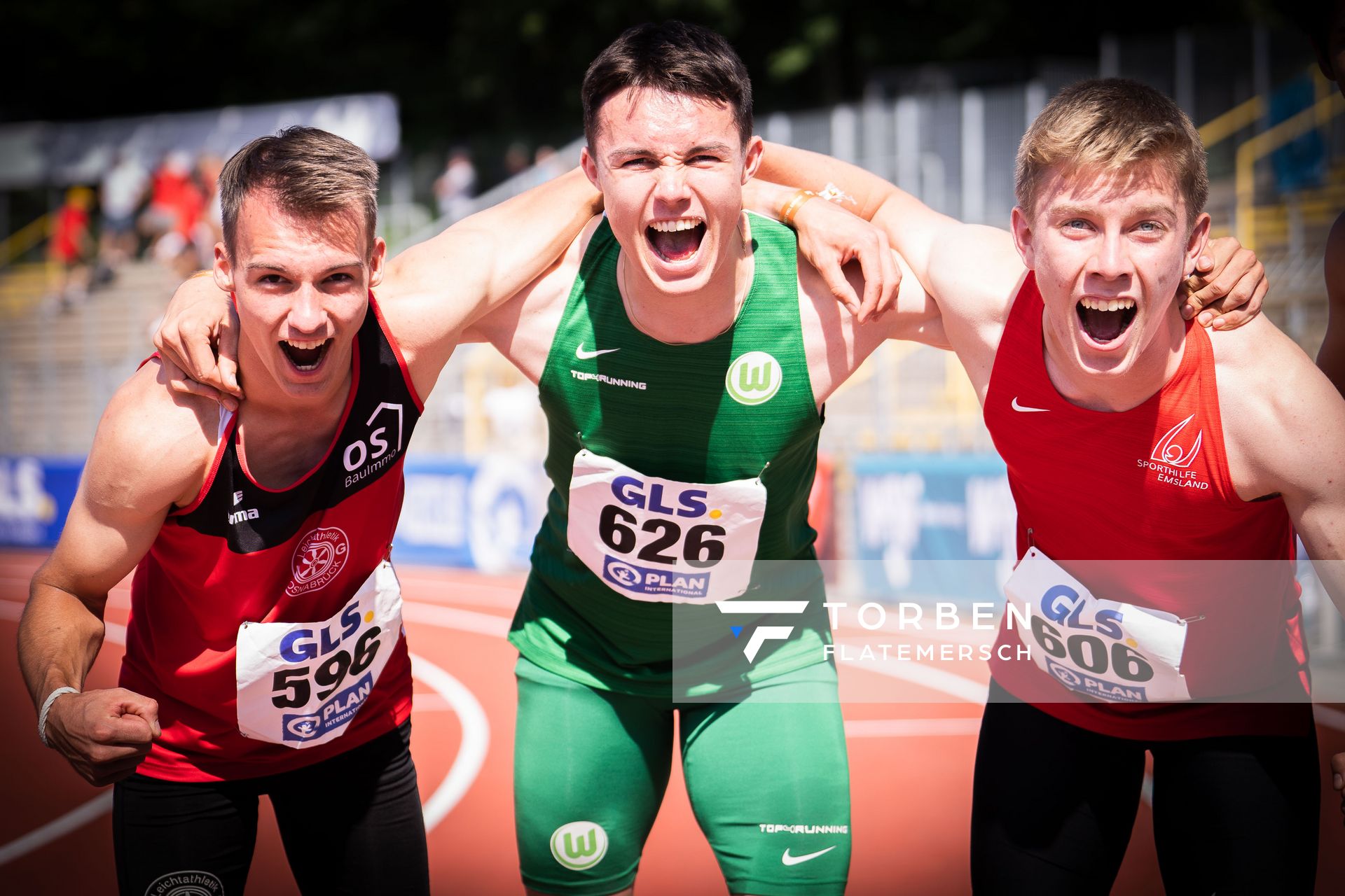 Florian Kroll (LG Osnabrueck), Tobias Morawietz (VfL Wolfsburg), Thorben Finke (SV Sigiltra Soegel) nach dem 200 Finale am 17.07.2022 waehrend den deutschen Leichtathletik-Jugendmeisterschaften 2022 in Ulm
