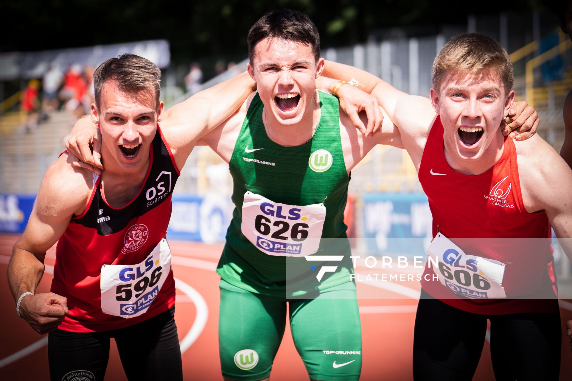 Florian Kroll (LG Osnabrueck), Tobias Morawietz (VfL Wolfsburg), Thorben Finke (SV Sigiltra Soegel) nach dem 200 Finale am 17.07.2022 waehrend den deutschen Leichtathletik-Jugendmeisterschaften 2022 in Ulm
