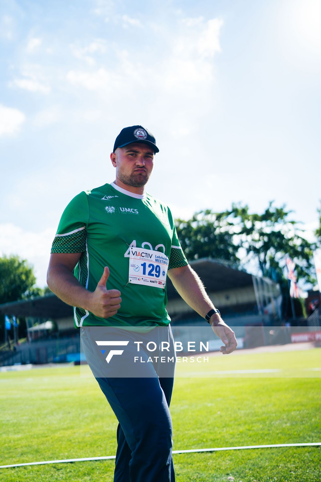 Daumen hoch bei Oskar Stachnik (Polen) am 06.08.2022 beim Lohrheide-Meeting im Lohrheidestadion in Bochum-Wattenscheid