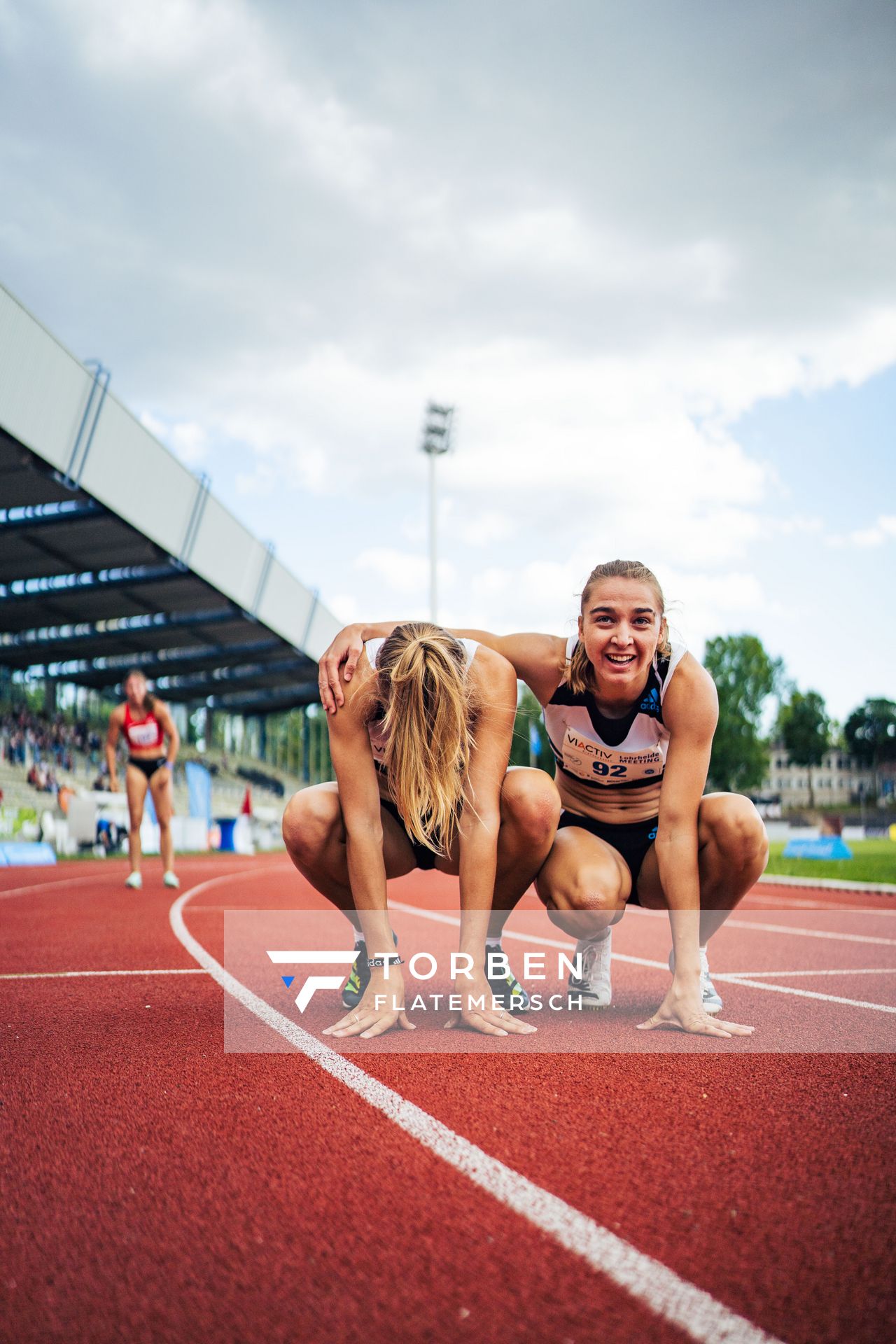 Luna Thiel (VfL Eintracht Hannover) und Mona Mayer (LG TELIS FINANZ Regensburg) am 06.08.2022 beim Lohrheide-Meeting im Lohrheidestadion in Bochum-Wattenscheid