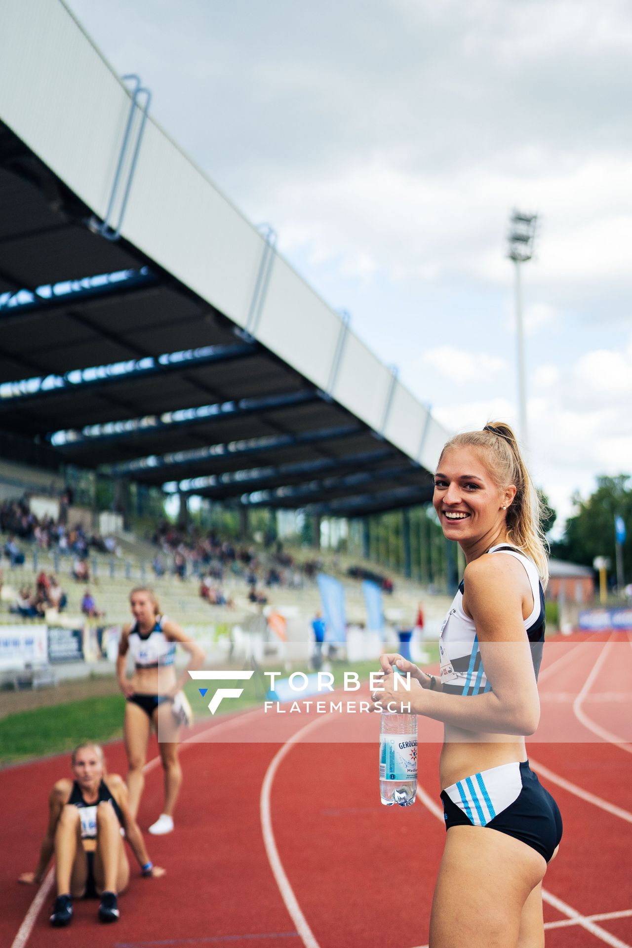 Luna Thiel (VfL Eintracht Hannover) nach dem 400m Lauf am 06.08.2022 beim Lohrheide-Meeting im Lohrheidestadion in Bochum-Wattenscheid