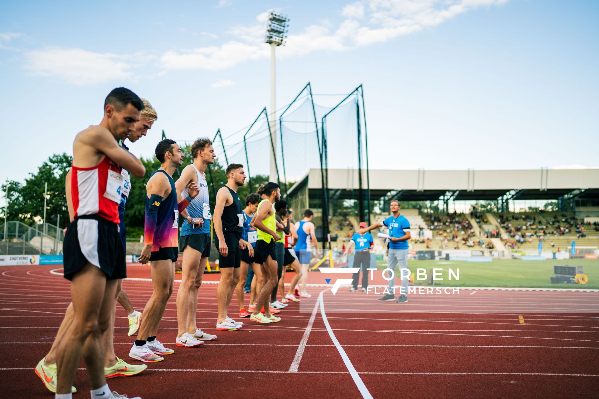 Start des 1500m Laufs mit Maximilian Feist (LG Olympia Dortmund), Andreas Lindgreen (Daenemark), Maximilian Thorwirth (SFD 75 Duesseldorf-Sued), Benedikt Brem (LG TELIS FINANZ Regensburg), Jens Mergenthaler (SV Winnenden) am 06.08.2022 beim Lohrheide-Meeting im Lohrheidestadion in Bochum-Wattenscheid