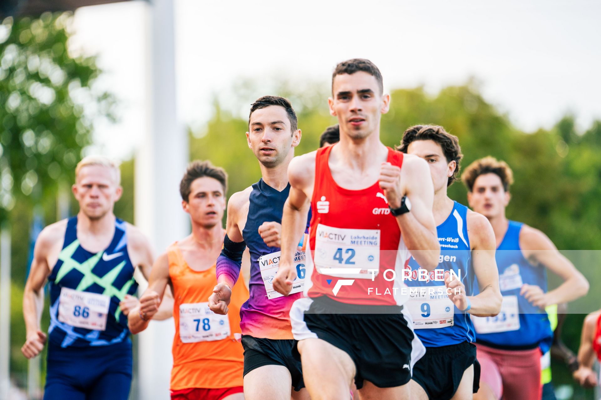 Maximilian Thorwirth (SFD 75 Duesseldorf-Sued) direkt hinter dem Pacemaker Constantin Feist (LG Olympia Dortmund) am 06.08.2022 beim Lohrheide-Meeting im Lohrheidestadion in Bochum-Wattenscheid