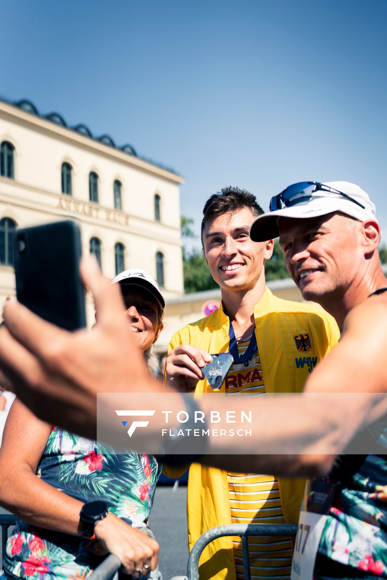 Johannes Motschmann (GER) mit der Silber-Medaille; Marathon am 15.08.2022 bei den Leichtathletik-Europameisterschaften in Muenchen