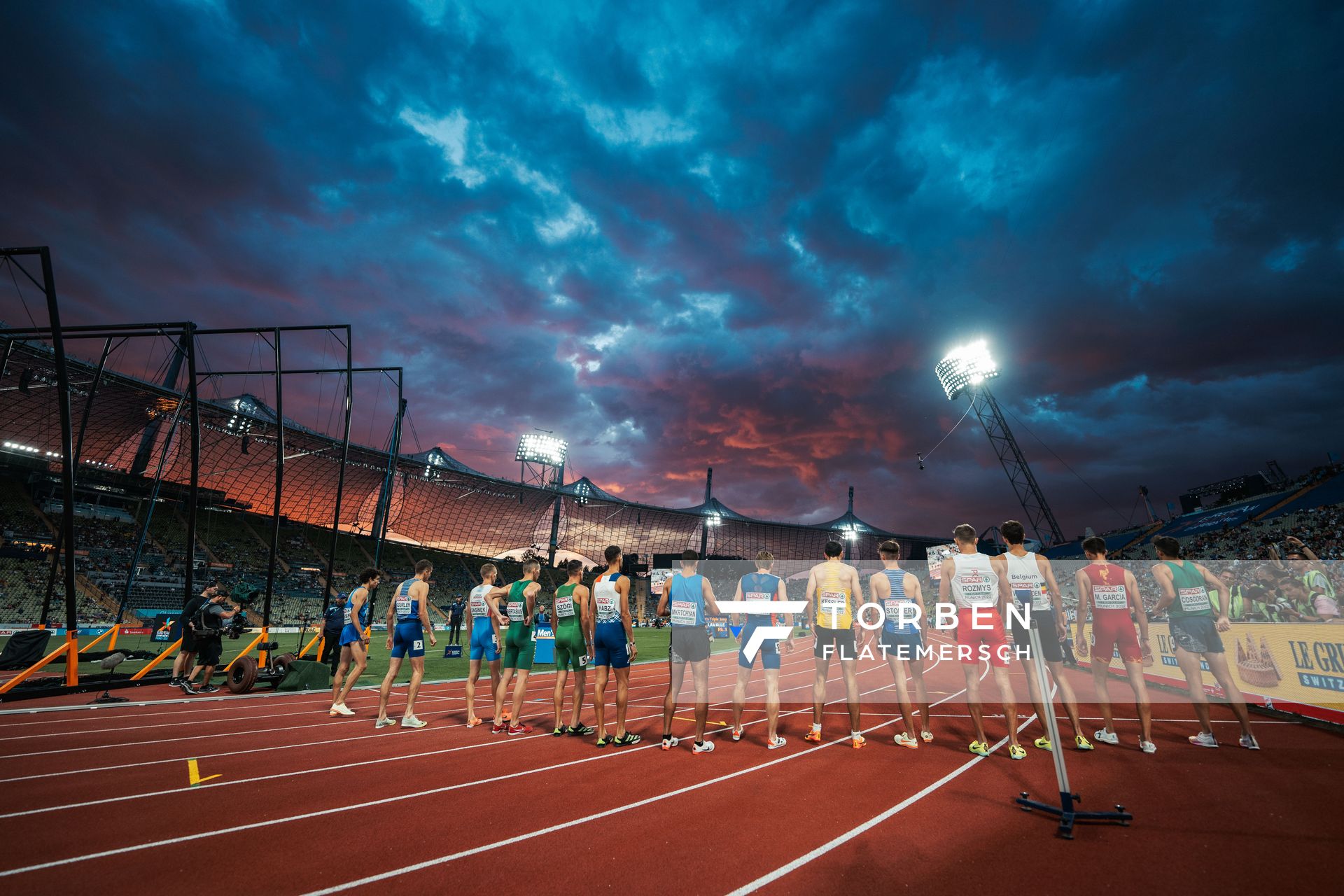 1500m Vorlauf mit Simas Bertasius (LTU), Istvan Szoegi (HUN), Azeddine Habz (FRA), Yervand Mkrtchyan (ARM), Ferdinand Kvan Edman (NOR), Christoph Kessler (GER), Matthew Stonier (GBR), Michal Rozmys (POL), Ruben Verheyden (BEL) am 15.08.2022 bei den Leichtathletik-Europameisterschaften in Muenchen