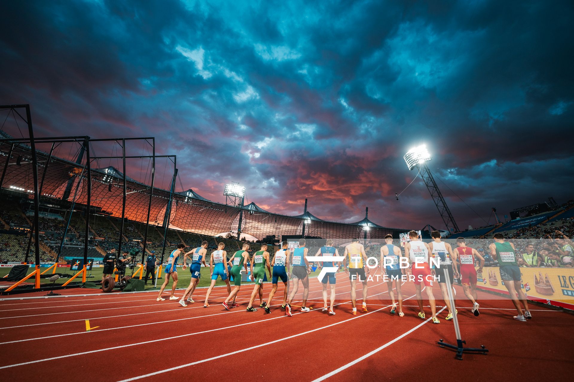 1500m Vorlauf mit Simas Bertasius (LTU), Istvan Szoegi (HUN), Azeddine Habz (FRA), Yervand Mkrtchyan (ARM), Ferdinand Kvan Edman (NOR), Christoph Kessler (GER), Matthew Stonier (GBR), Michal Rozmys (POL), Ruben Verheyden (BEL) am 15.08.2022 bei den Leichtathletik-Europameisterschaften in Muenchen
