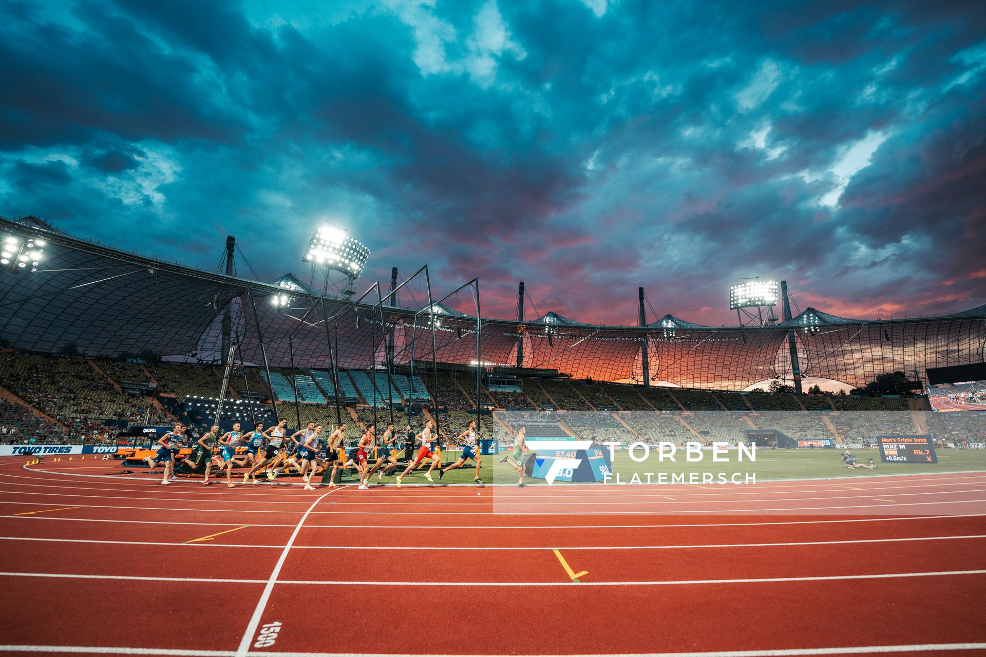 1500m Vorlauf mit Simas Bertasius (LTU), Istvan Szoegi (HUN), Azeddine Habz (FRA), Yervand Mkrtchyan (ARM), Ferdinand Kvan Edman (NOR), Christoph Kessler (GER), Matthew Stonier (GBR), Michal Rozmys (POL), Ruben Verheyden (BEL) am 15.08.2022 bei den Leichtathletik-Europameisterschaften in Muenchen