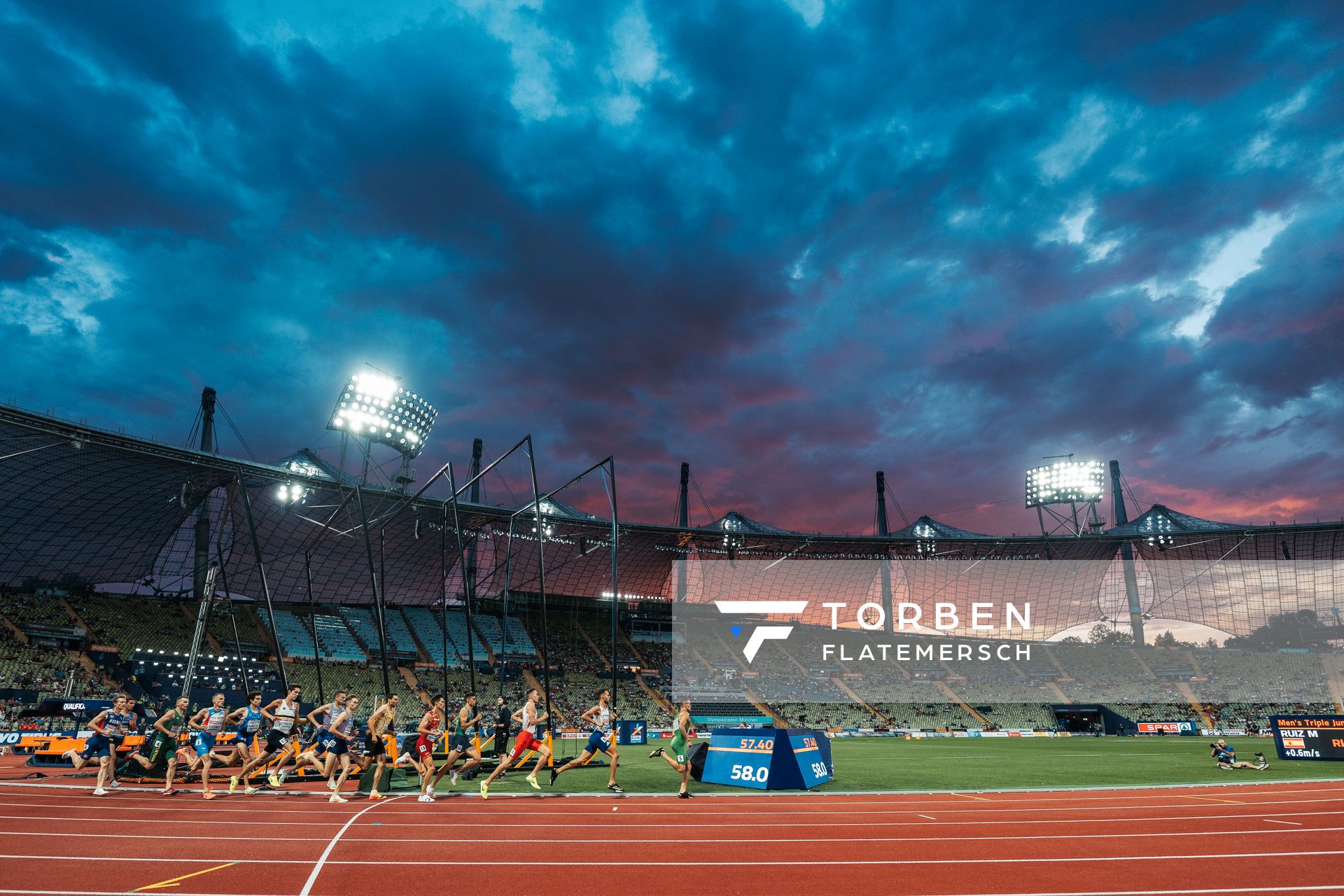 1500m Vorlauf mit Simas Bertasius (LTU), Istvan Szoegi (HUN), Azeddine Habz (FRA), Yervand Mkrtchyan (ARM), Ferdinand Kvan Edman (NOR), Christoph Kessler (GER), Matthew Stonier (GBR), Michal Rozmys (POL), Ruben Verheyden (BEL) am 15.08.2022 bei den Leichtathletik-Europameisterschaften in Muenchen