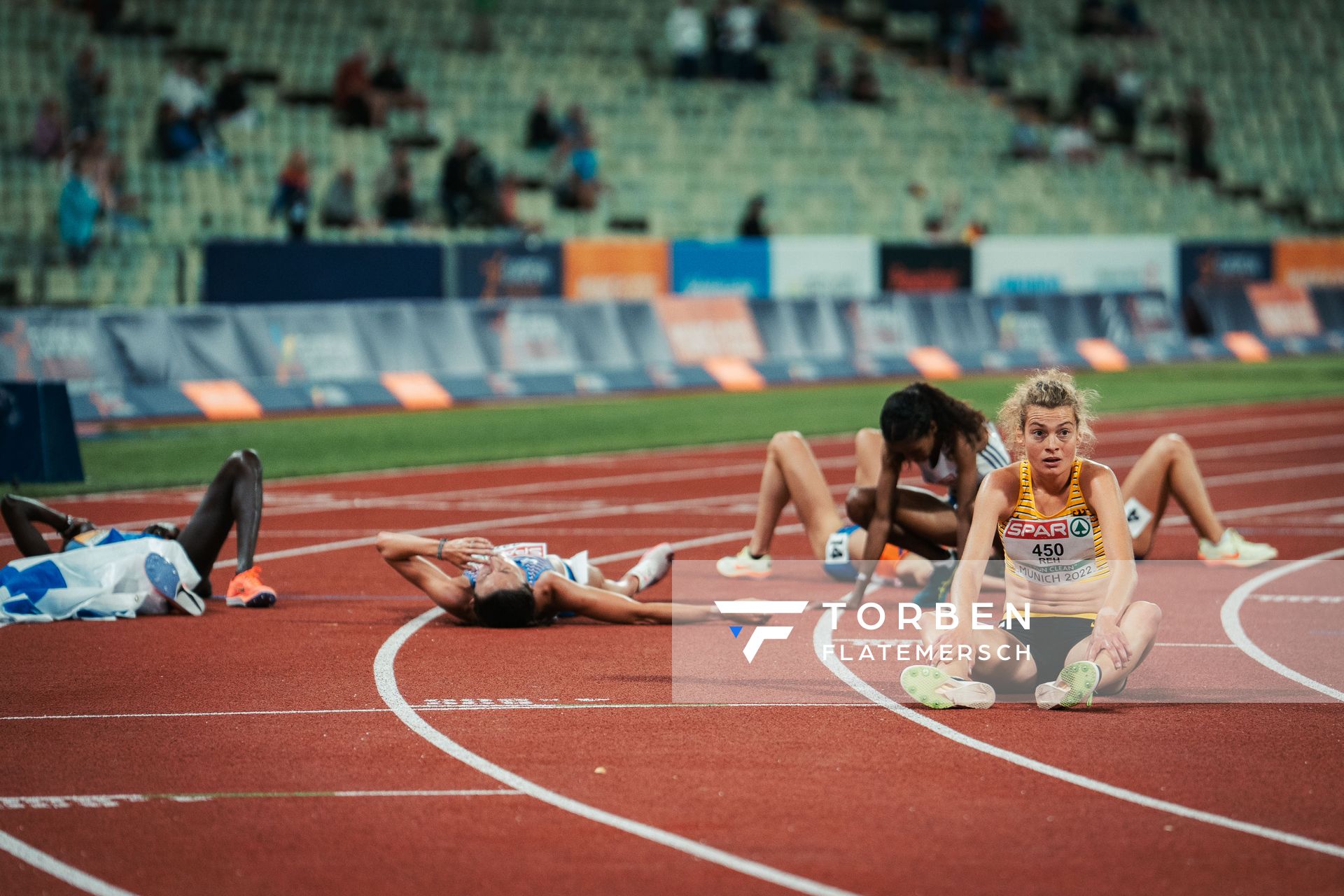 Alina Reh (GER) beendet trotz Magenkraempfe die 10000m am 15.08.2022 bei den Leichtathletik-Europameisterschaften in Muenchen