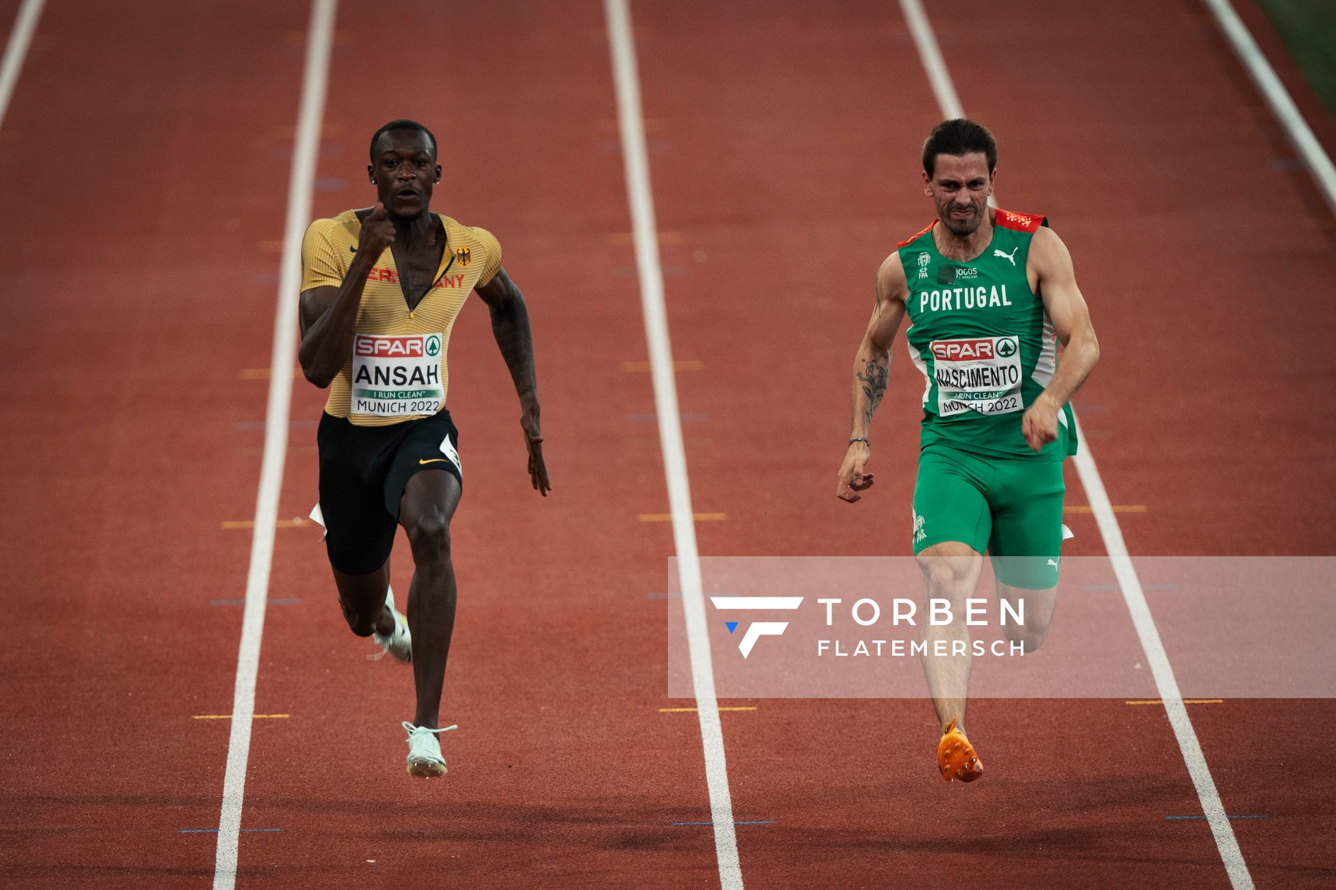 Owen Ansah (GER) und Carlos Nascimento (POR) im 100m Halbfinale am 16.08.2022 bei den Leichtathletik-Europameisterschaften in Muenchen