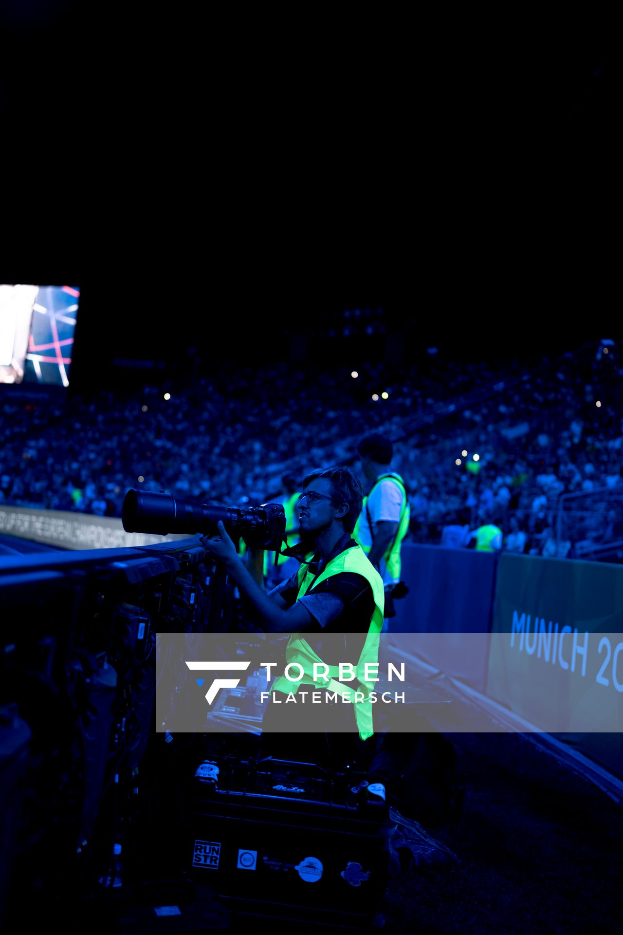 Fotografen leuchten im Dunklen am 16.08.2022 bei den Leichtathletik-Europameisterschaften in Muenchen