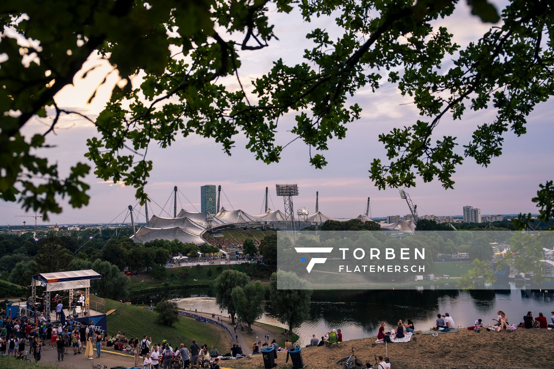 Der Olympiapark mit Blick auf das Olympiastadion am 17.08.2022 bei den Leichtathletik-Europameisterschaften in Muenchen