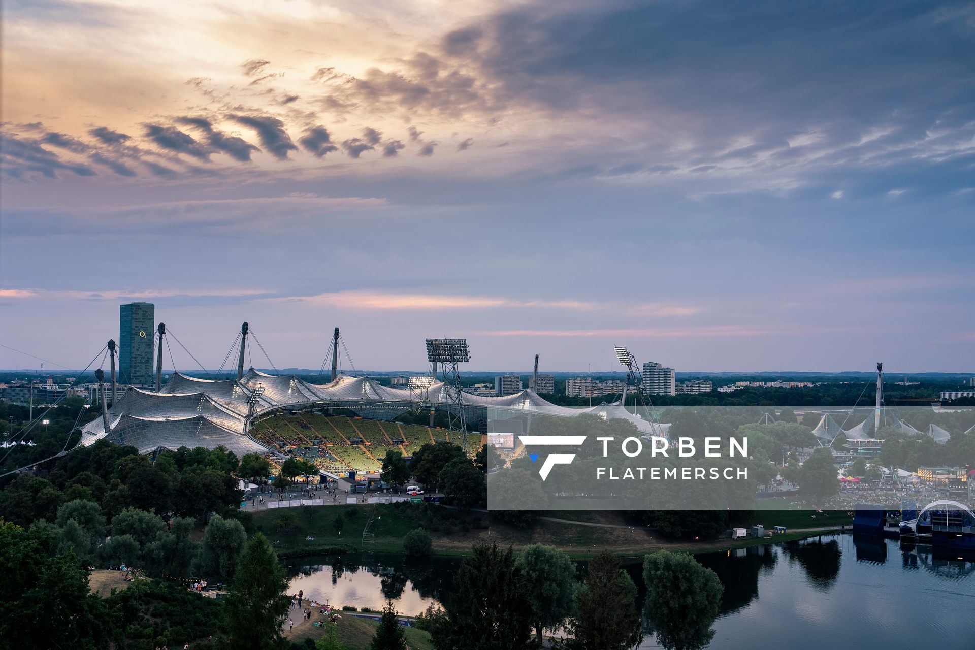 Der Olympiapark mit Blick auf das Olympiastadion am 17.08.2022 bei den Leichtathletik-Europameisterschaften in Muenchen