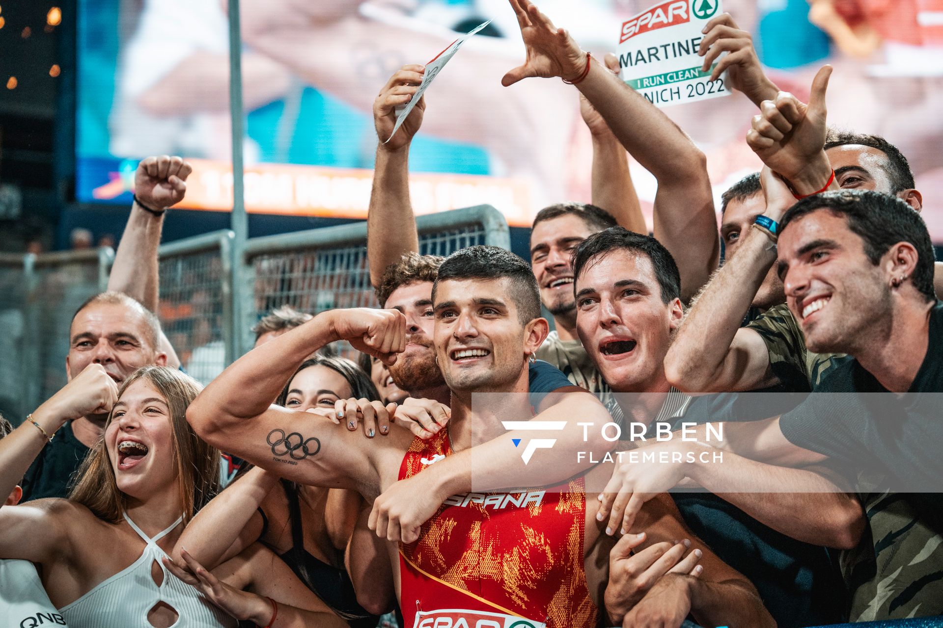 Asier Martínez (SPA) mit seinen Fans am 17.08.2022 bei den Leichtathletik-Europameisterschaften in Muenchen