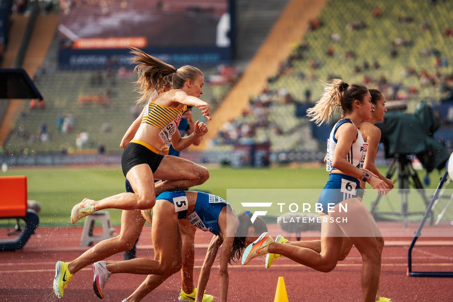 Olivia Guerth (GER) muss ueber Martina Merlo (ITA) springen, die gestuerzt ist im 3000m Hindernis Vorlauf am 18.08.2022 bei den Leichtathletik-Europameisterschaften in Muenchen