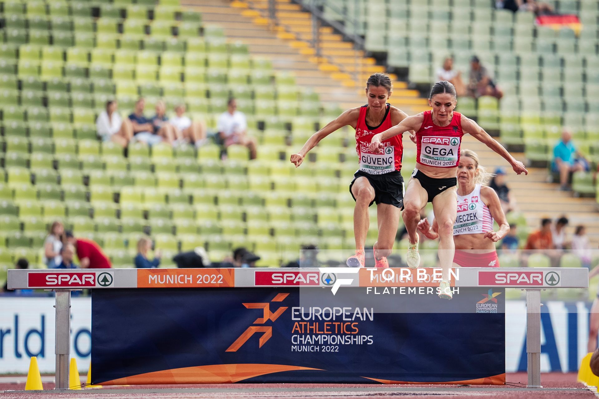 Luiza Gega (ALB) und Tugba Guevenç (TUR) im 3000m Hindernis Vorlauf am 18.08.2022 bei den Leichtathletik-Europameisterschaften in Muenchen