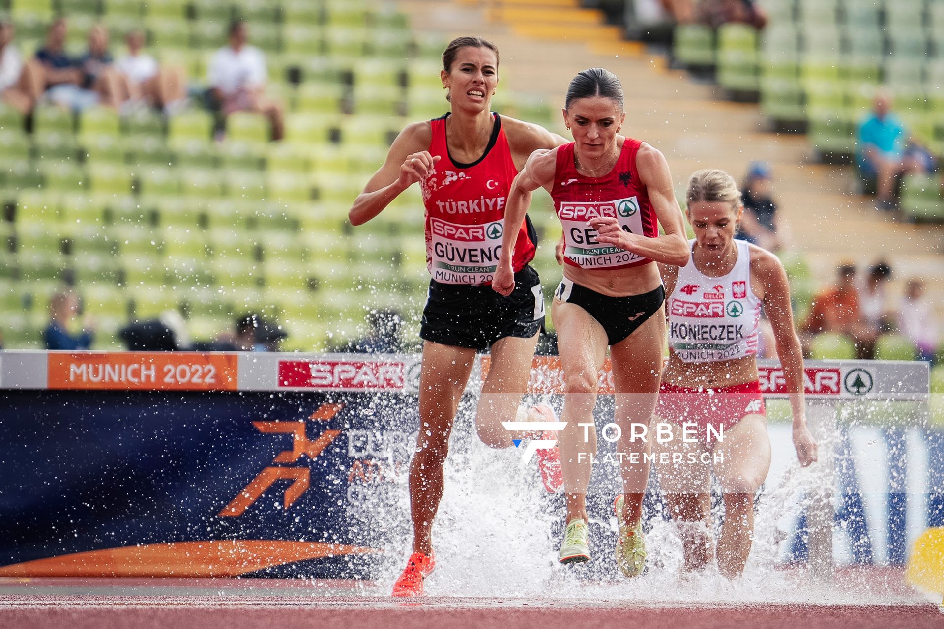 Luiza Gega (ALB) und Tugba Guevenç (TUR) im 3000m Hindernis Vorlauf am 18.08.2022 bei den Leichtathletik-Europameisterschaften in Muenchen