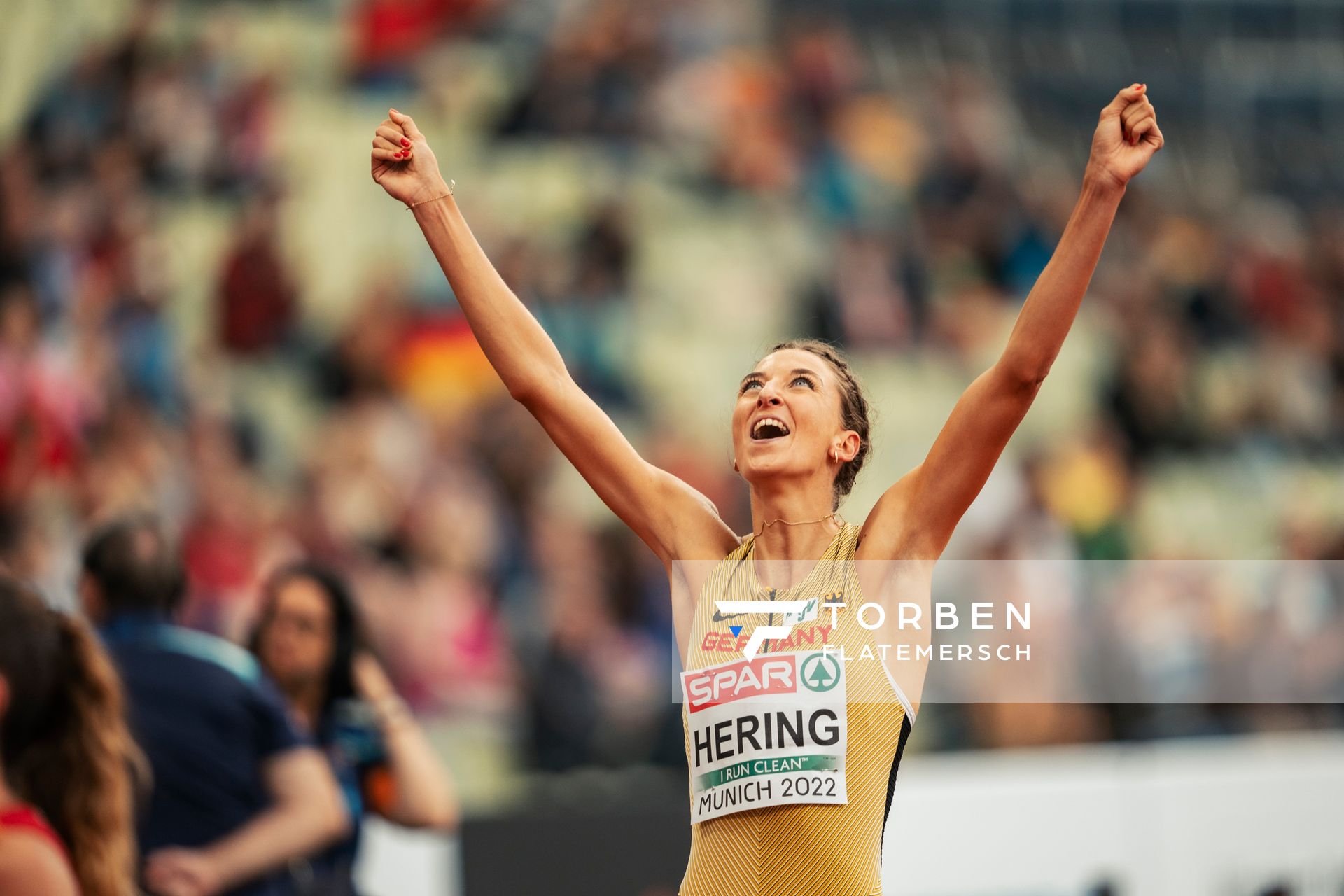 Christina Hering (GER) freut sich ueber den Finaleinzug ueber 800m am 19.08.2022 bei den Leichtathletik-Europameisterschaften in Muenchen