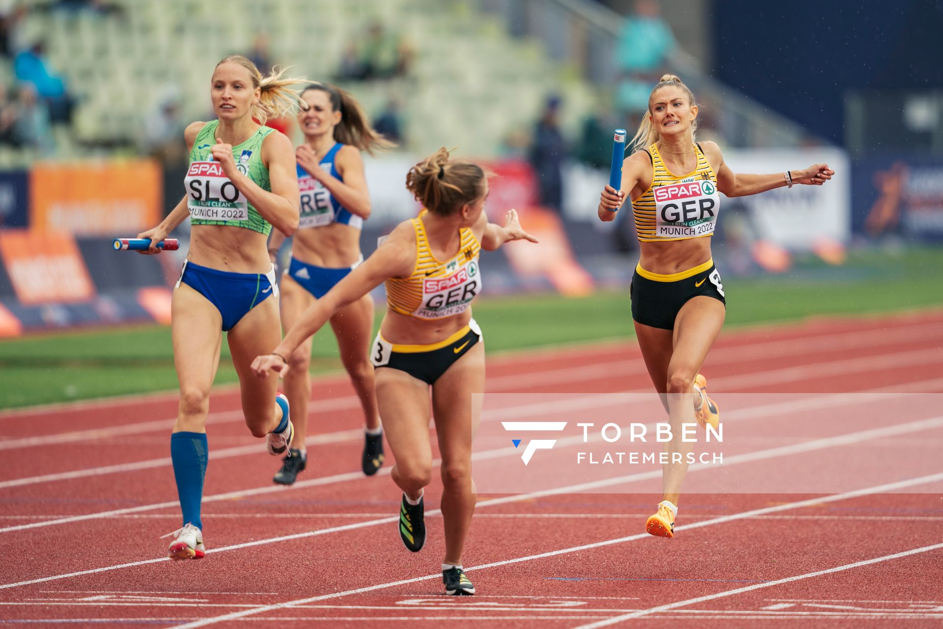 Erster Wechsel: Alica Schmidt (GER) auf Mona Mayer (GER) am 19.08.2022 bei den Leichtathletik-Europameisterschaften in Muenchen