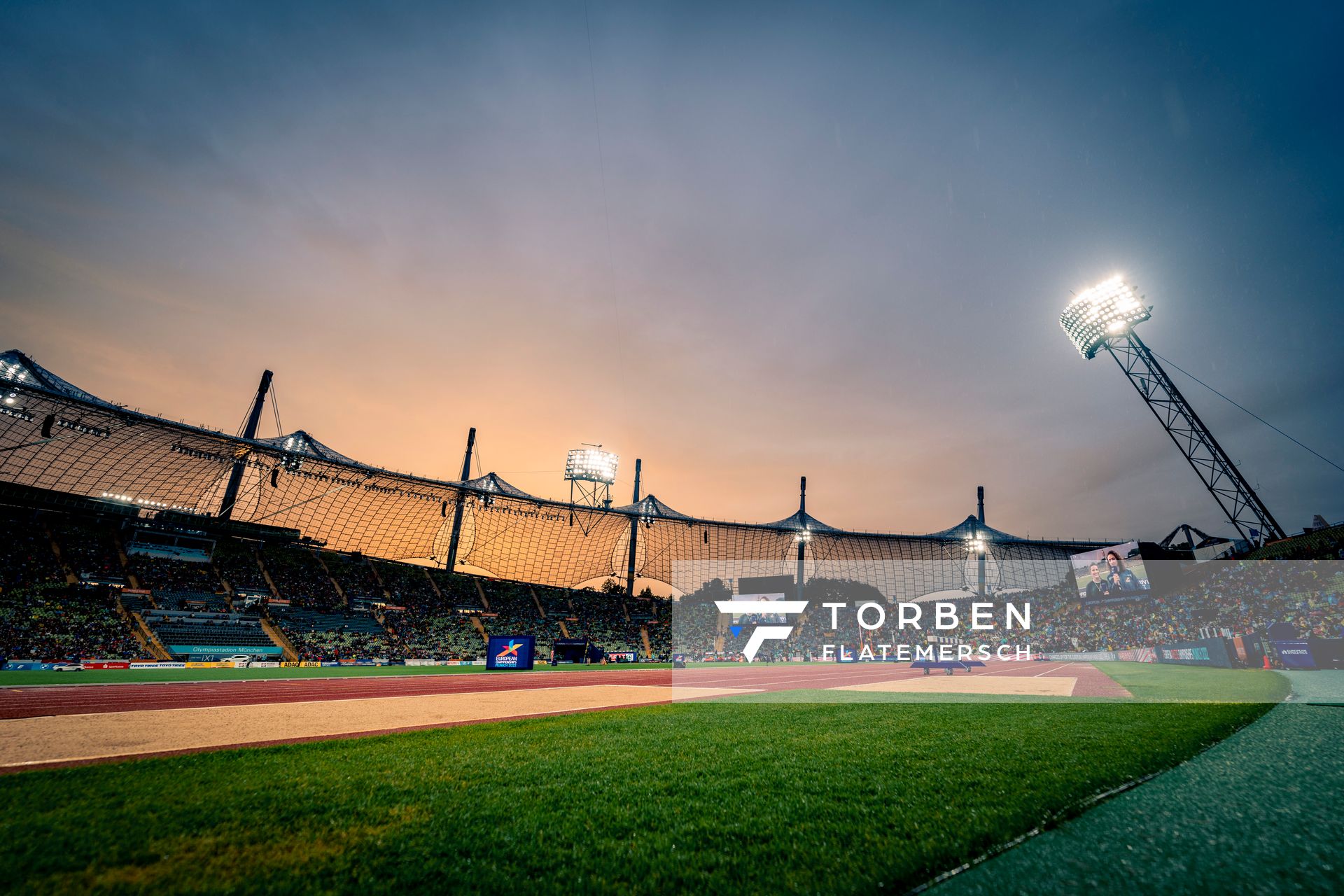 Sonnenuntergang im Olympiastadion am 20.08.2022 bei den Leichtathletik-Europameisterschaften in Muenchen