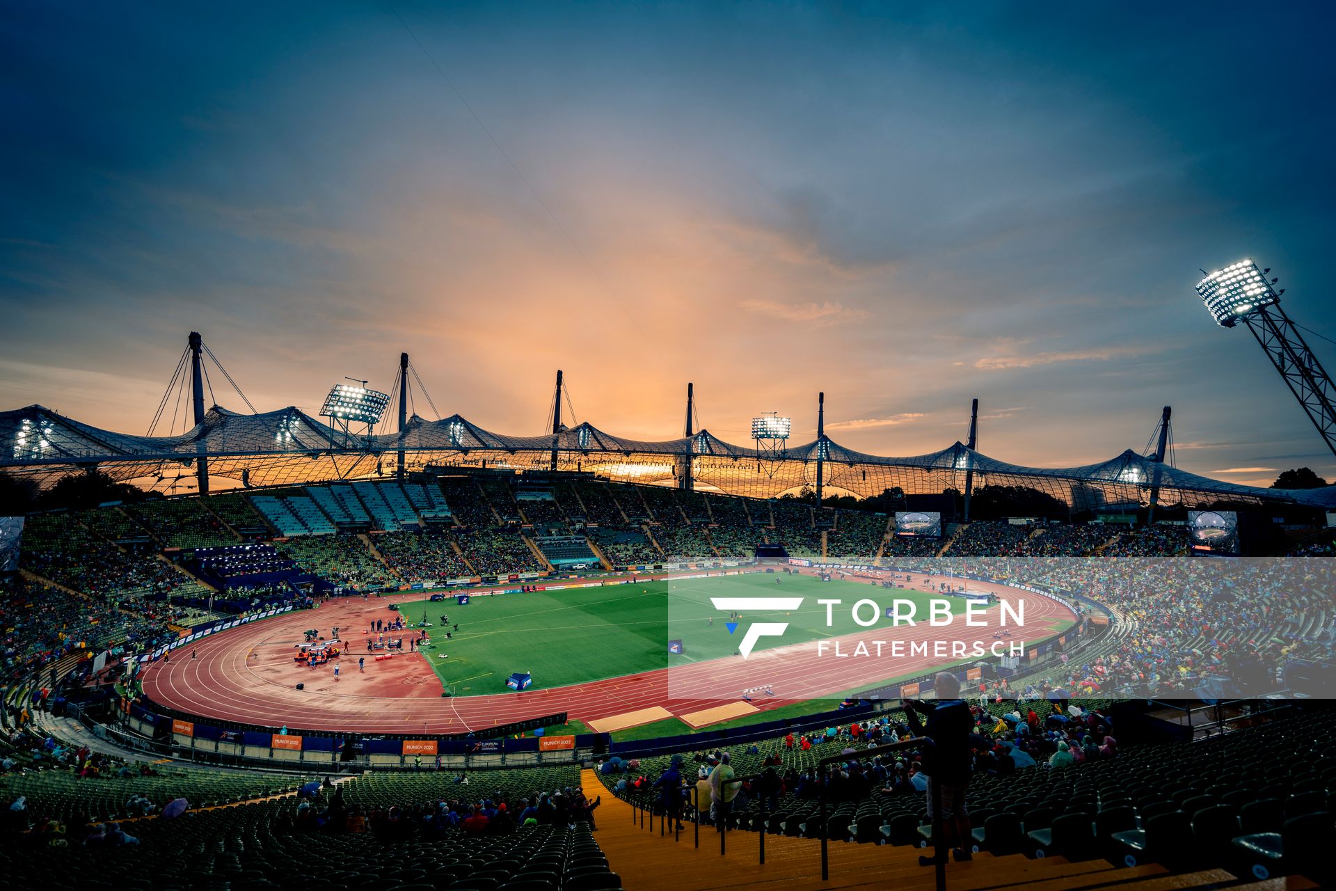 Das Olympiastadion Muenchen zeigt sich von der besten Seite beim Sonnenuntergang am 20.08.2022 bei den Leichtathletik-Europameisterschaften in Muenchen