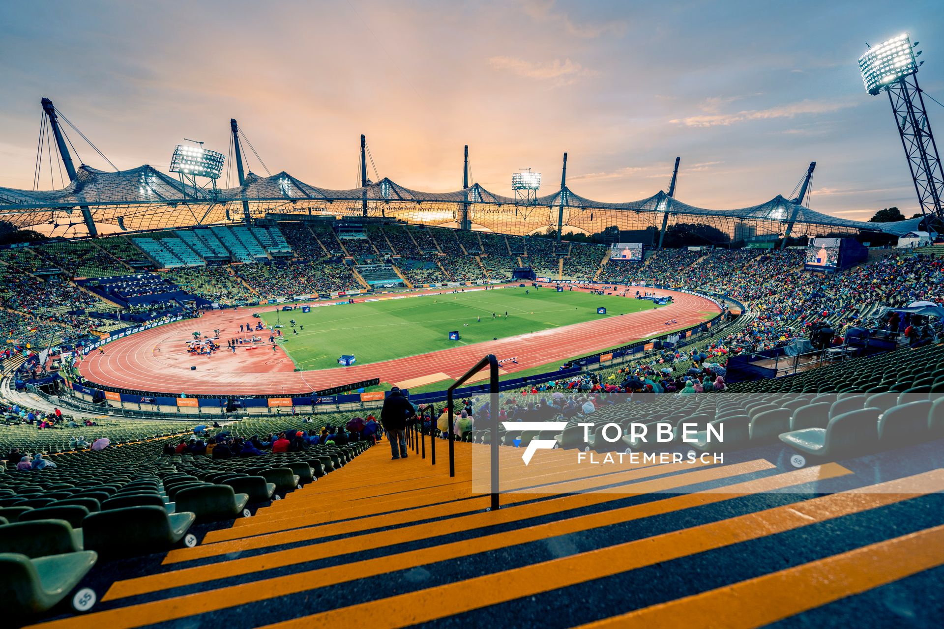 Sonnenuntergang im Olympiastadion am 20.08.2022 bei den Leichtathletik-Europameisterschaften in Muenchen