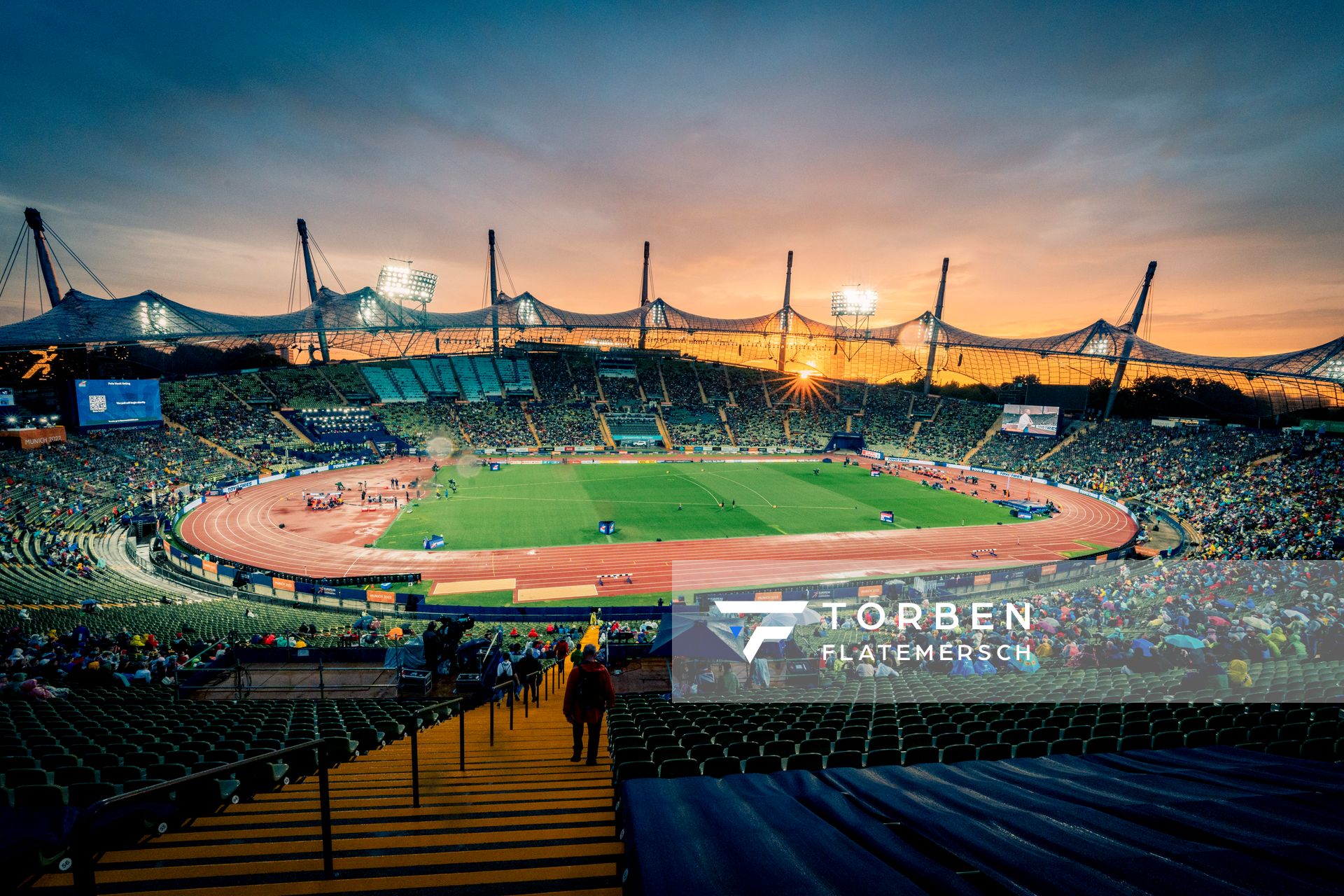 Das Olympiastadion Muenchen zeigt sich von der besten Seite beim Sonnenuntergang am 20.08.2022 bei den Leichtathletik-Europameisterschaften in Muenchen