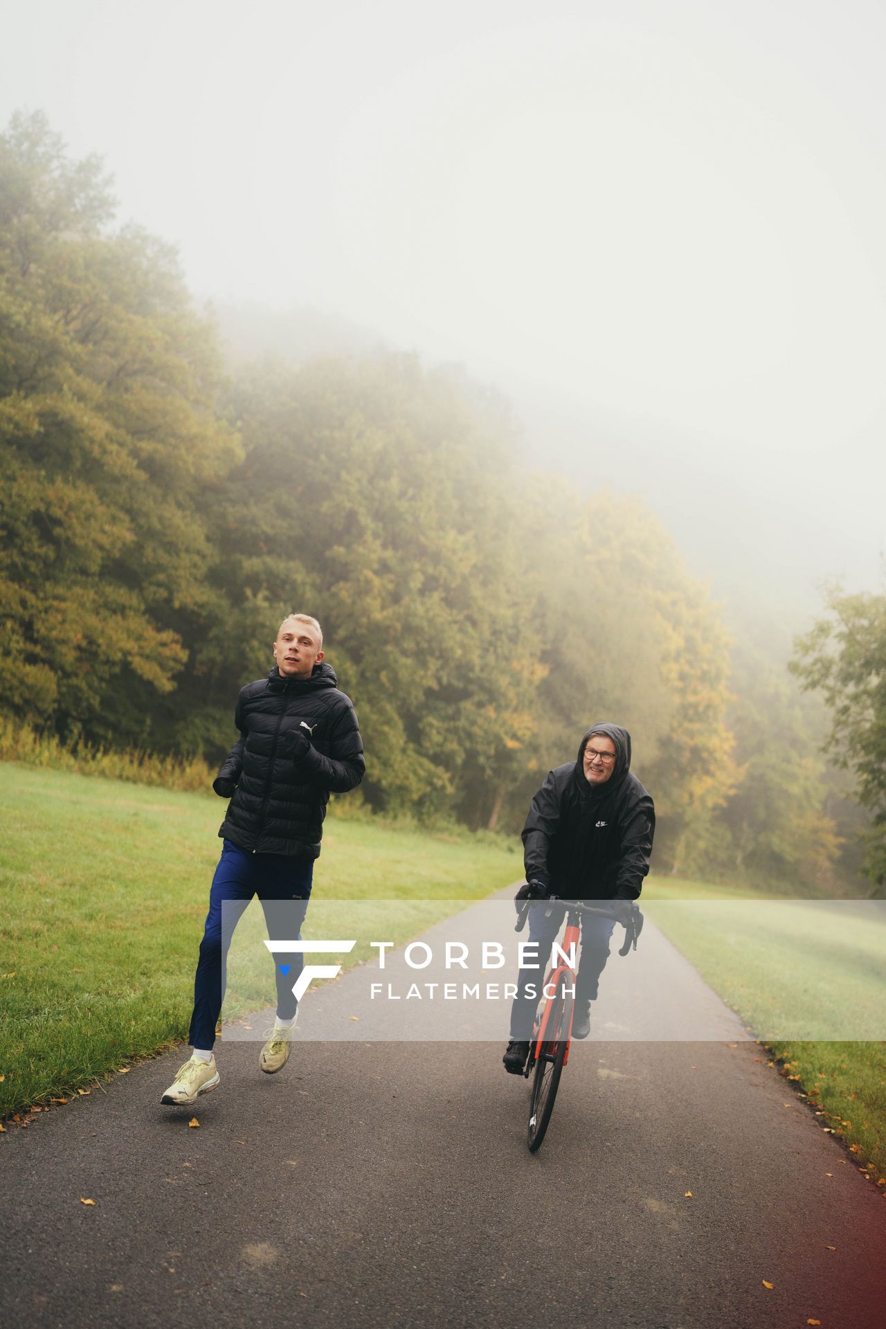 Nils Voigt (TV Wattenscheid 01) und sein Trainer Tono Kirschbaum (TV Wattenscheid 01) auf dem Fahrrad am 19.10.2022 am Kemnader See in Bochum