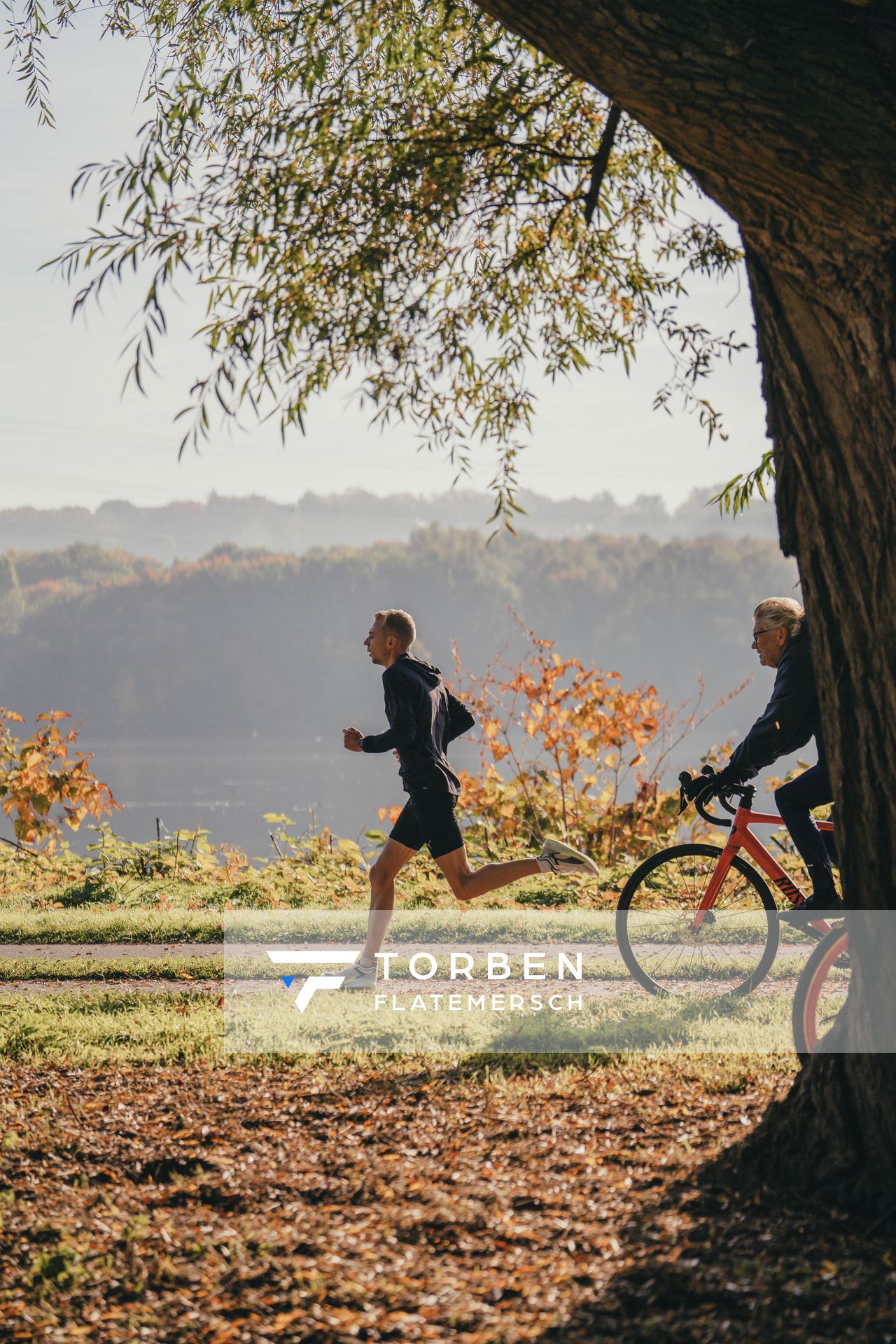 Nils Voigt (TV Wattenscheid 01) und sein Trainer Tono Kirschbaum (TV Wattenscheid 01) auf dem Fahrrad am 19.10.2022 am Kemnader See in Bochum