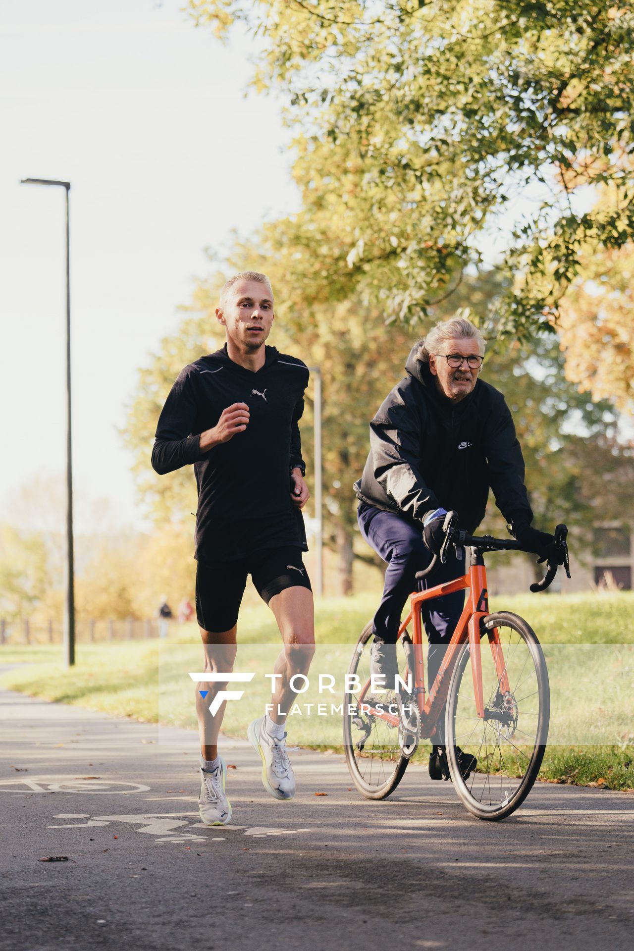 Nils Voigt (TV Wattenscheid 01) und sein Trainer Tono Kirschbaum (TV Wattenscheid 01) auf dem Fahrrad am 19.10.2022 am Kemnader See in Bochum